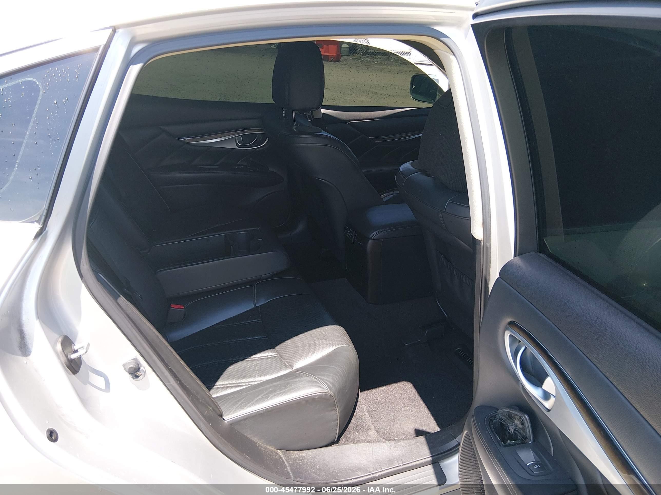 2014 Infiniti Q70 3.7x Silver vin: JN1BY1ARXEM320045