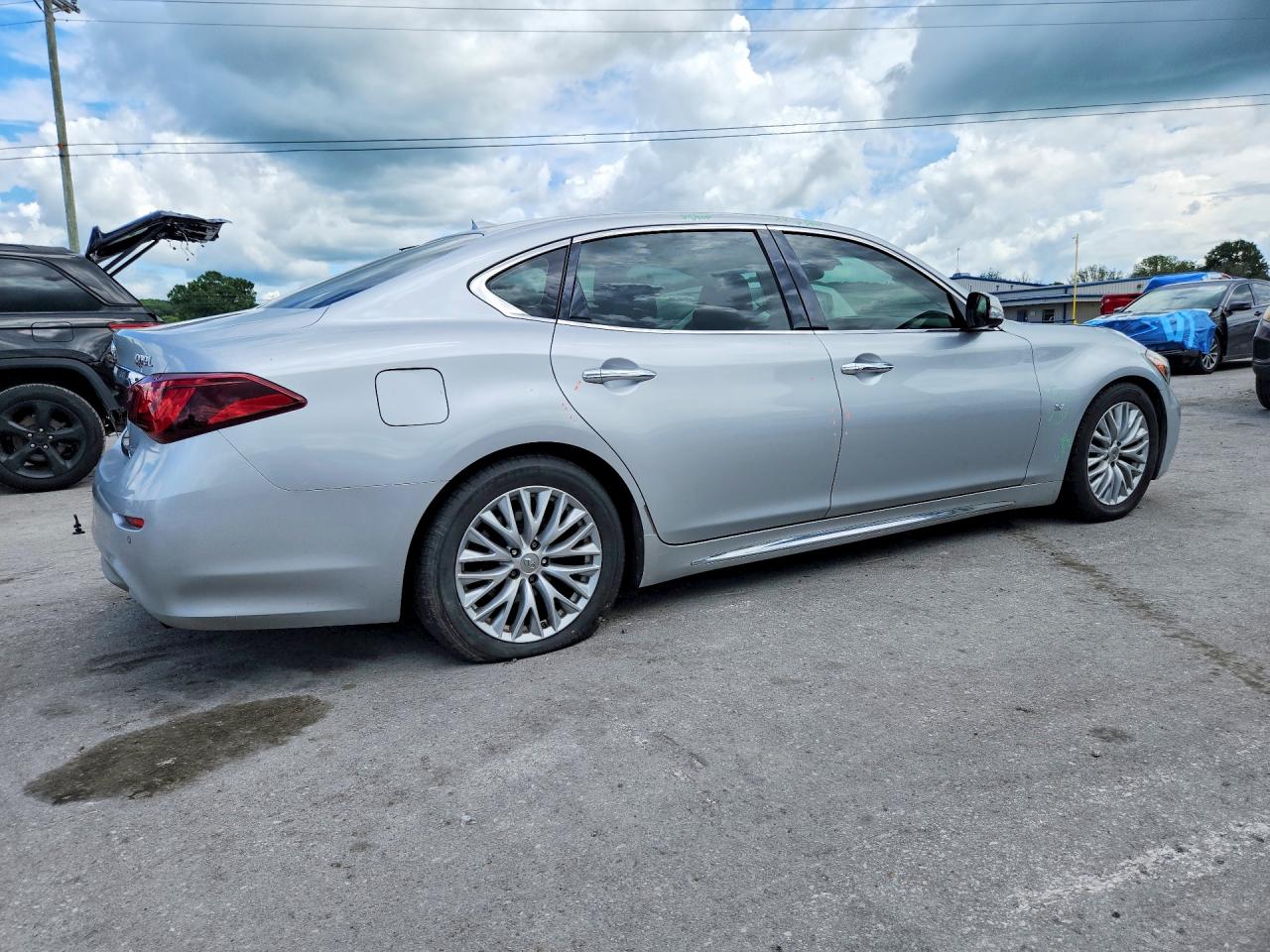 2015 Infiniti Q70l 3.7 Silver vin: JN1BY1PP0FM601018