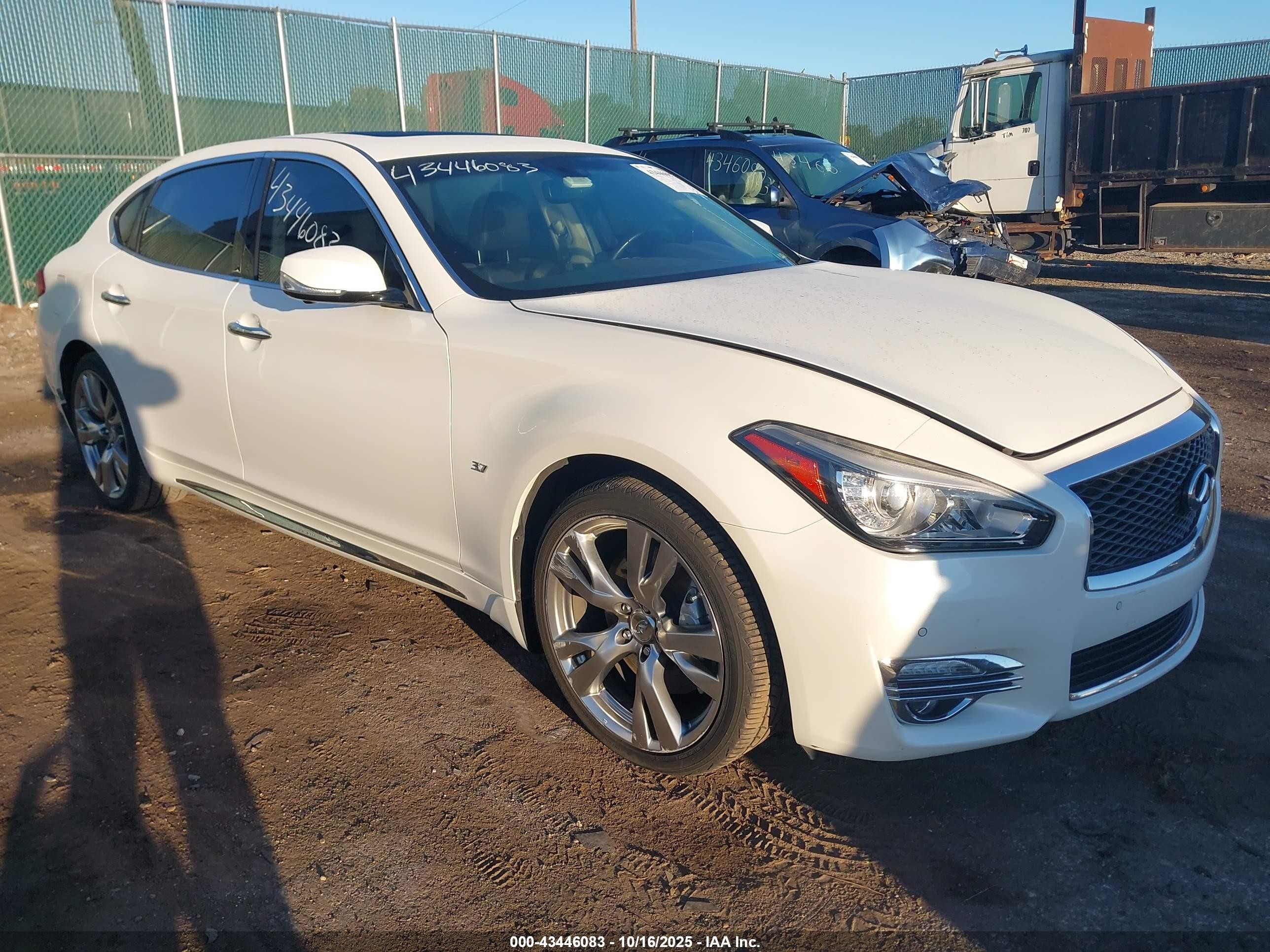 2018 Infiniti Q70l 3.7 Luxe White vin: JN1BY1PRXJM370669