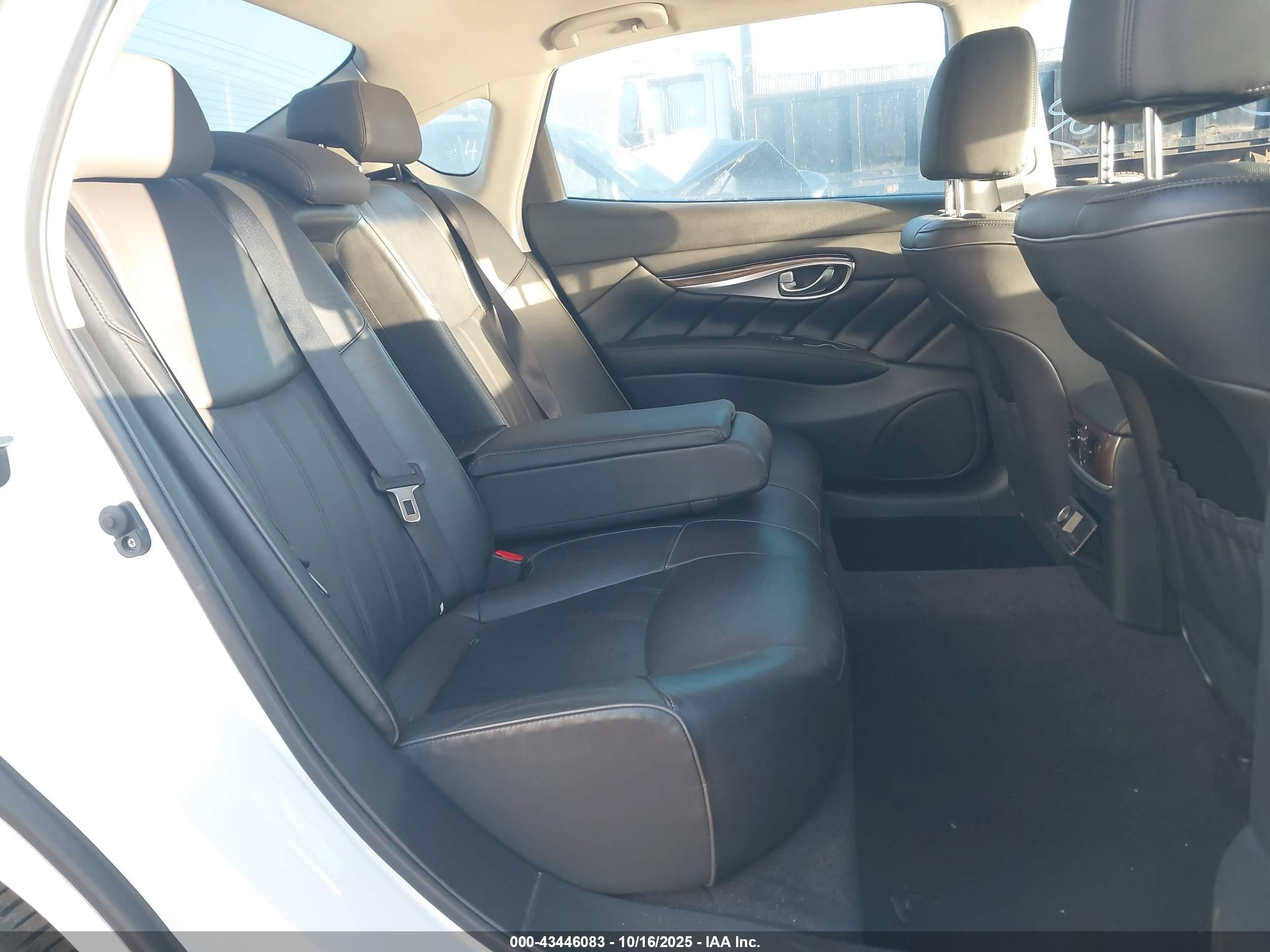 2018 Infiniti Q70l 3.7 Luxe White vin: JN1BY1PRXJM370669