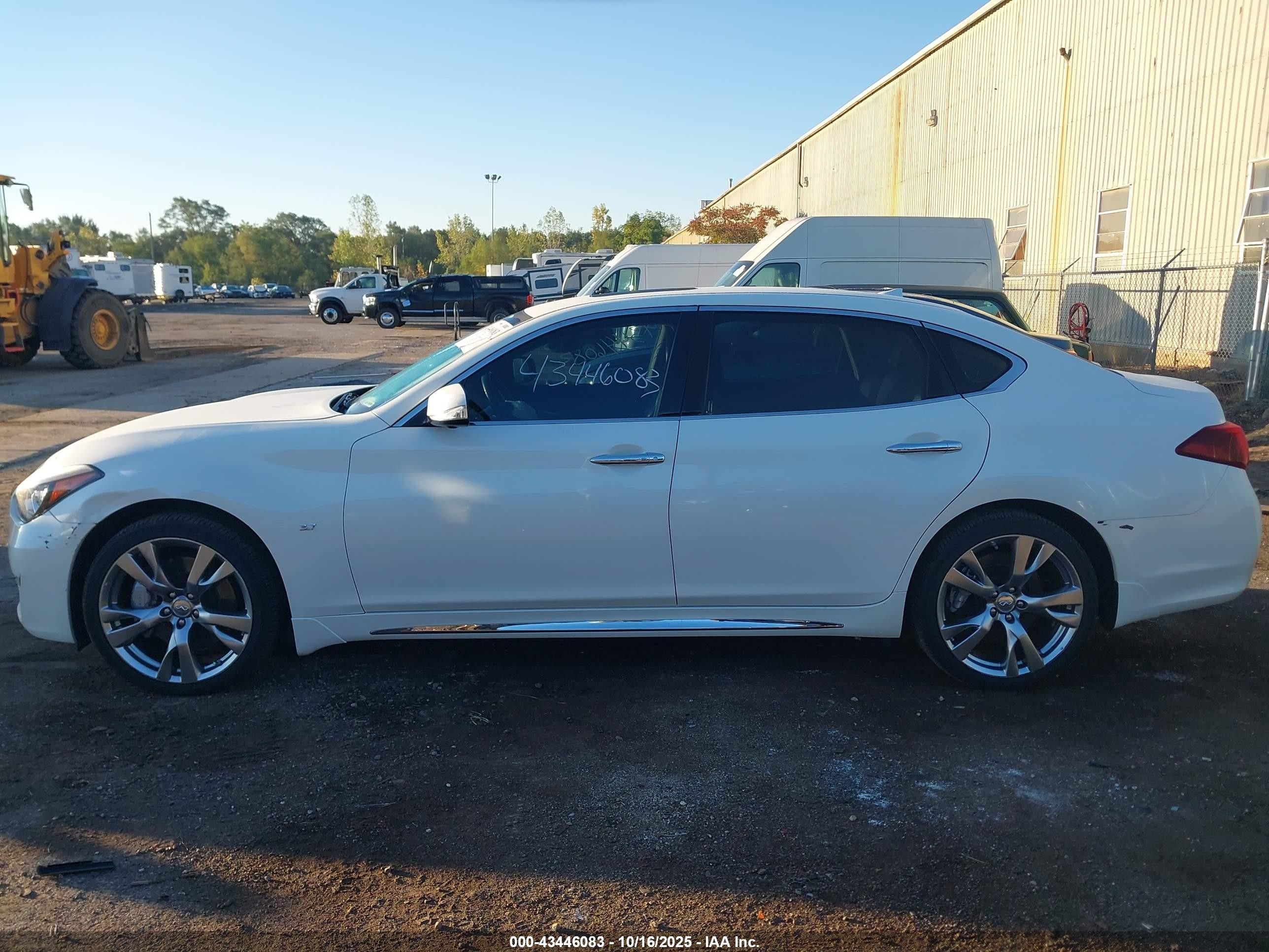 2018 Infiniti Q70l 3.7 Luxe White vin: JN1BY1PRXJM370669