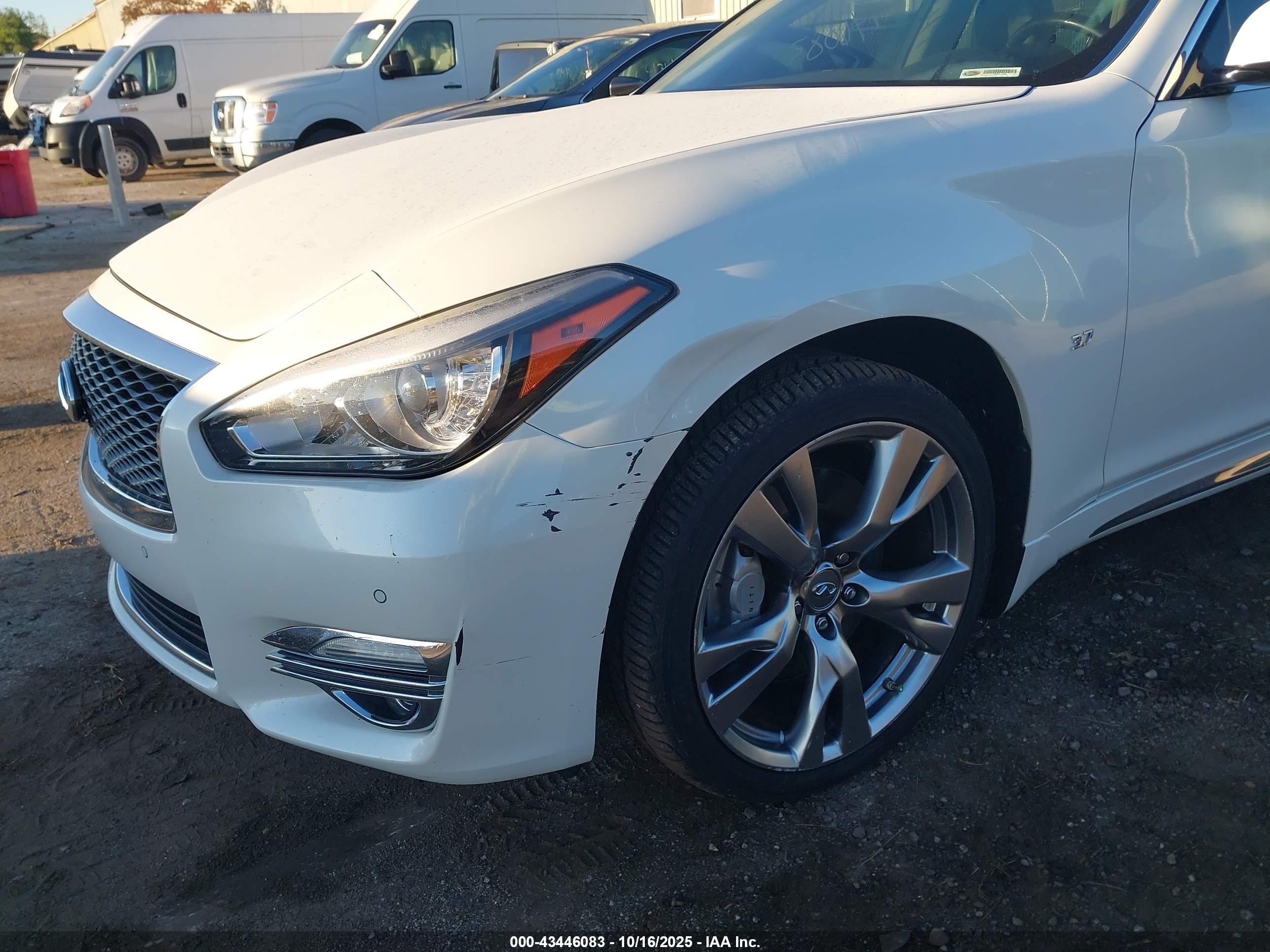 2018 Infiniti Q70l 3.7 Luxe White vin: JN1BY1PRXJM370669