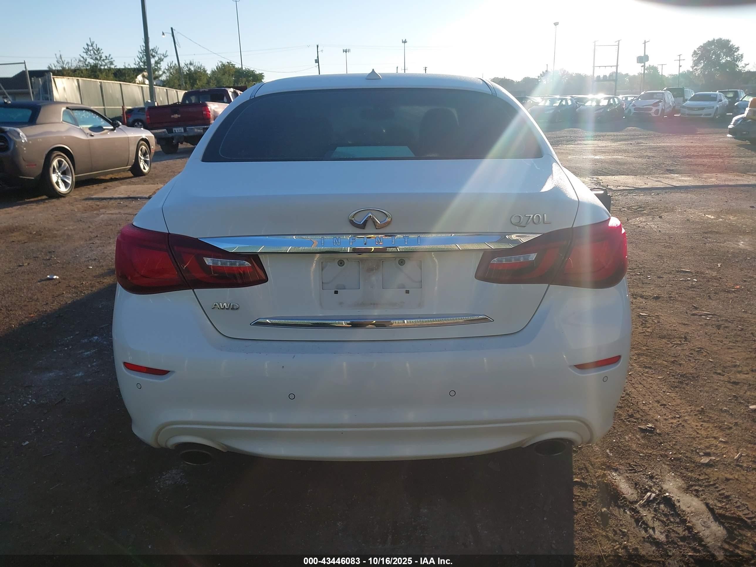 2018 Infiniti Q70l 3.7 Luxe White vin: JN1BY1PRXJM370669