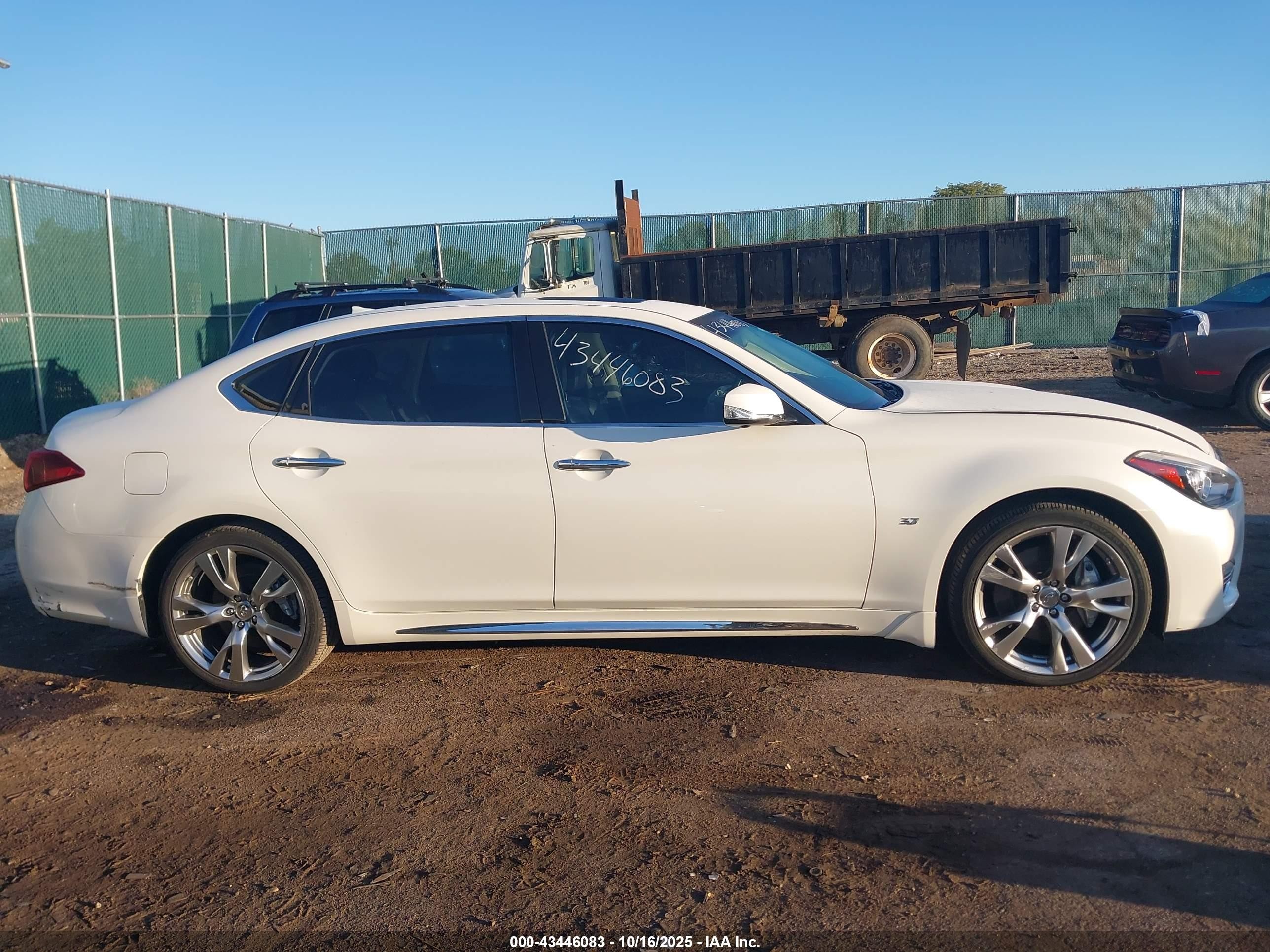 2018 Infiniti Q70l 3.7 Luxe White vin: JN1BY1PRXJM370669