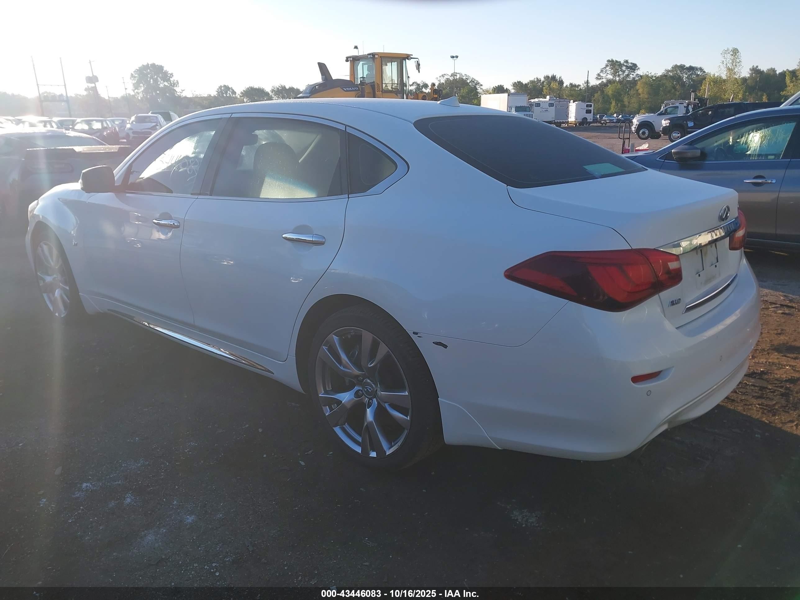 2018 Infiniti Q70l 3.7 Luxe White vin: JN1BY1PRXJM370669