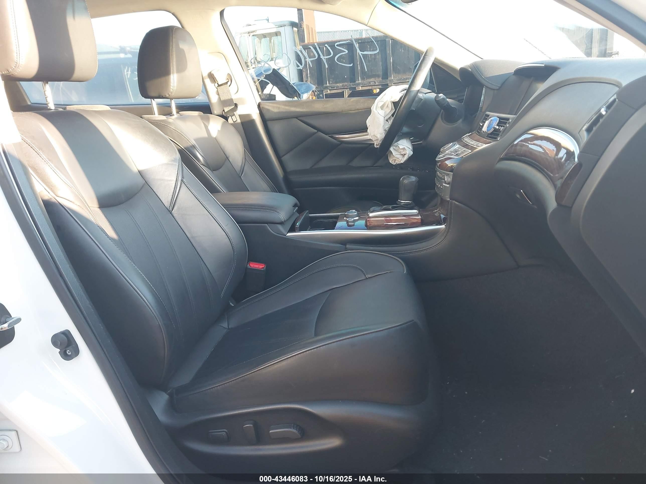 2018 Infiniti Q70l 3.7 Luxe White vin: JN1BY1PRXJM370669