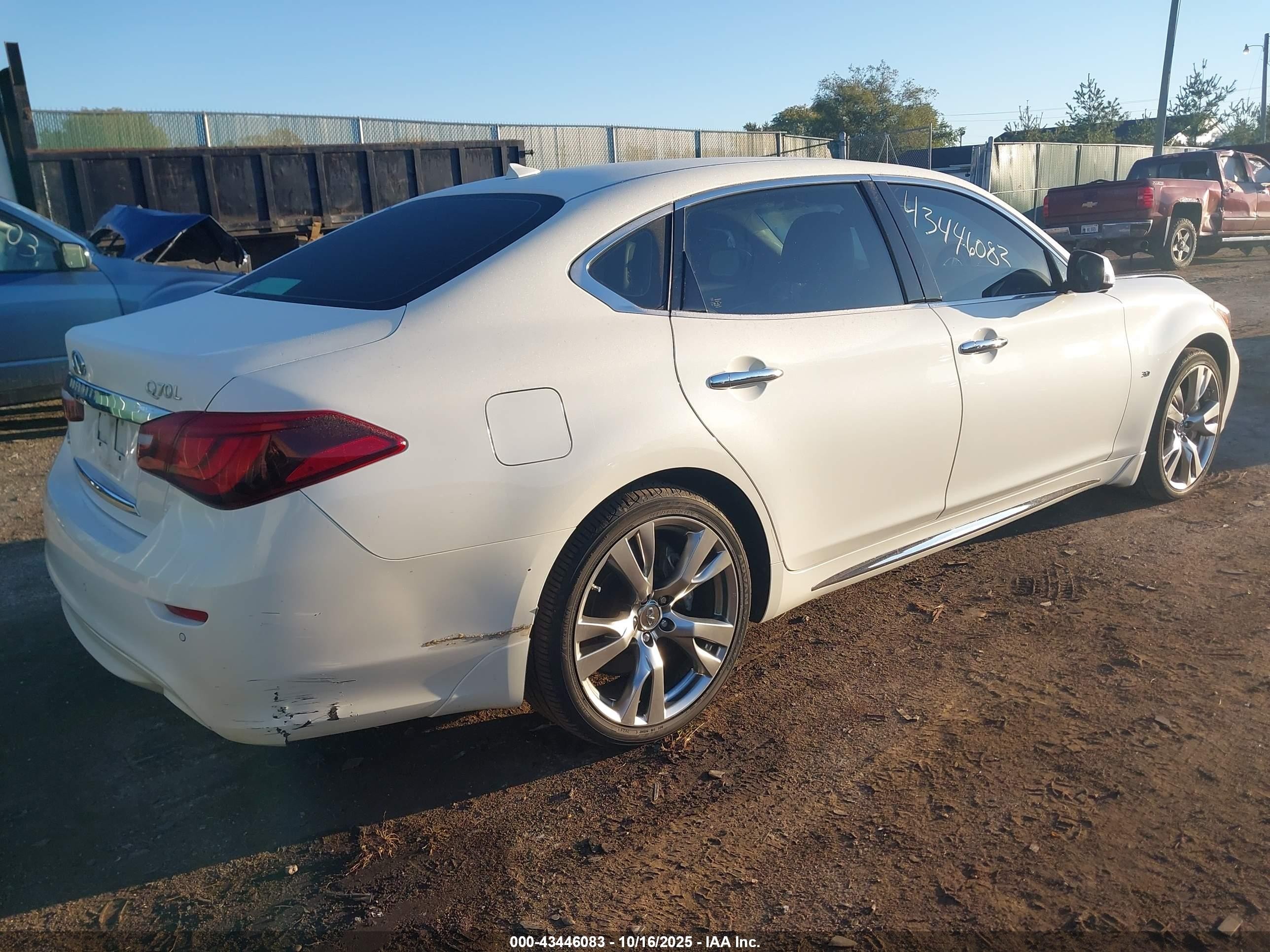 2018 Infiniti Q70l 3.7 Luxe White vin: JN1BY1PRXJM370669