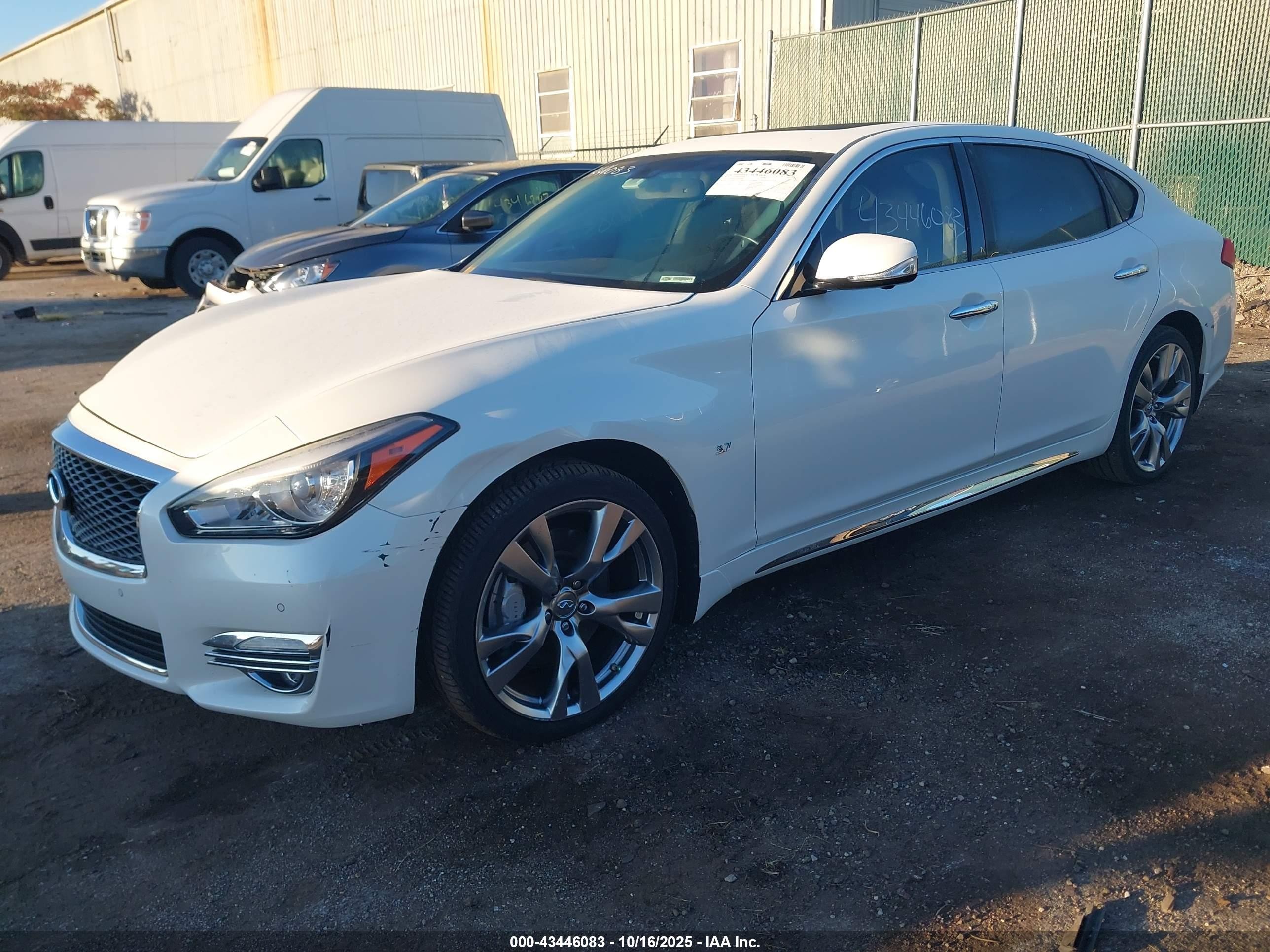 2018 Infiniti Q70l 3.7 Luxe White vin: JN1BY1PRXJM370669