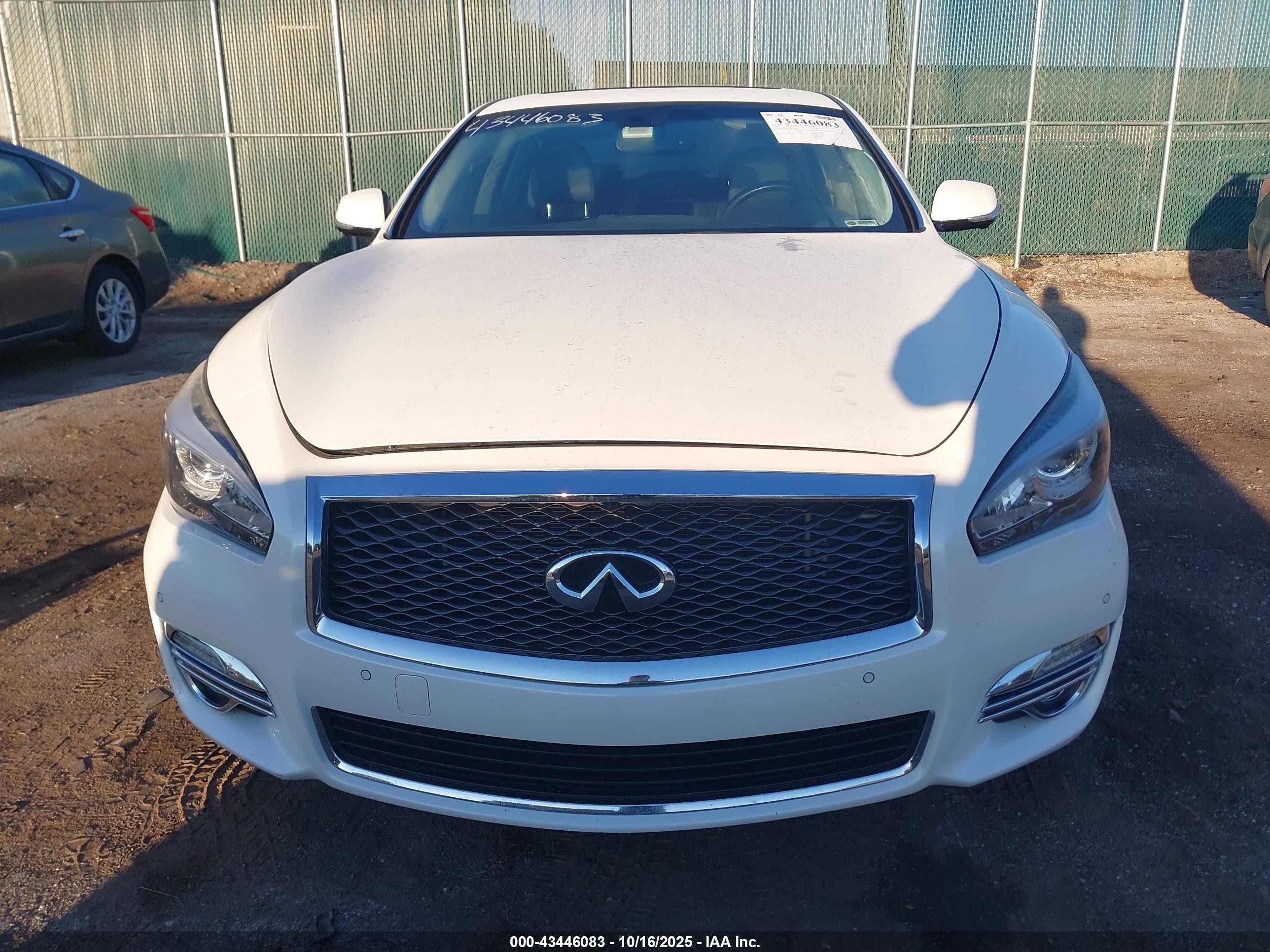 2018 Infiniti Q70l 3.7 Luxe White vin: JN1BY1PRXJM370669