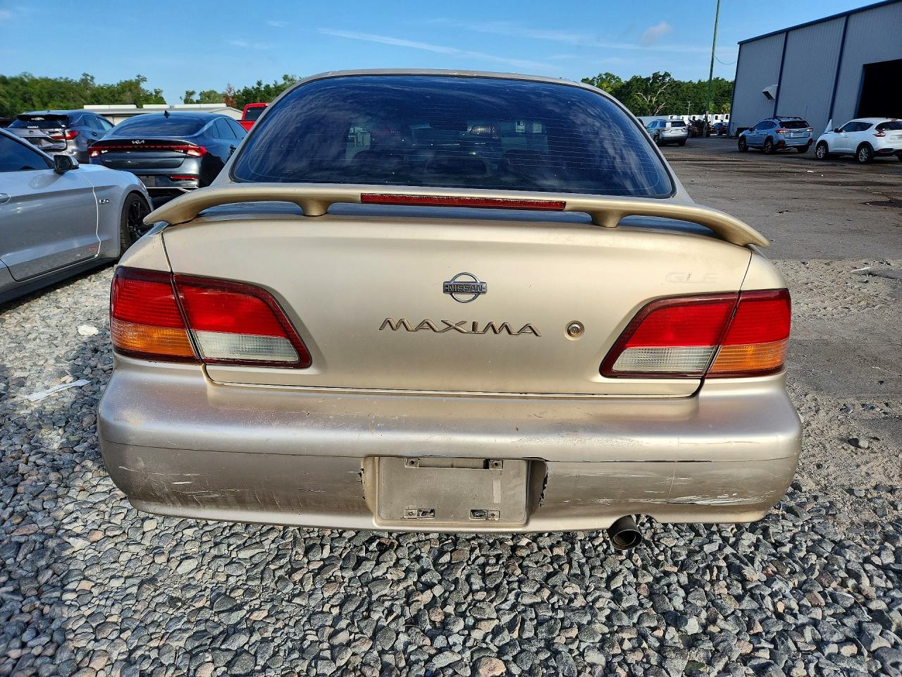 1998 Nissan Maxima Gxe Gold vin: JN1CA21D0WM912588