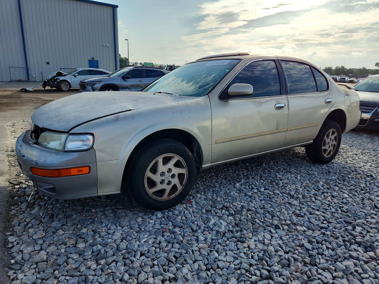1998 Nissan Maxima Gxe Gold vin: JN1CA21D0WM912588