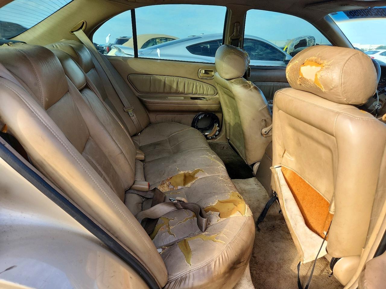 1998 Nissan Maxima Gxe Gold vin: JN1CA21D0WM912588