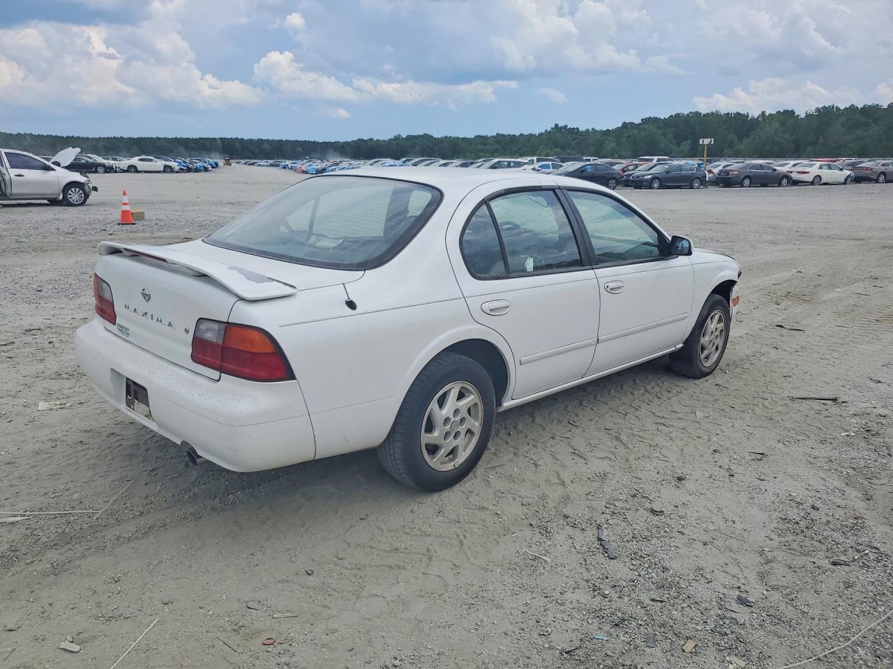 1995 Nissan 810/maxima White vin: JN1CA21D9ST663563