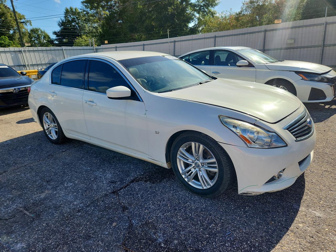 2015 Infiniti Q40 Base White vin: JN1CV6AP0FM500063