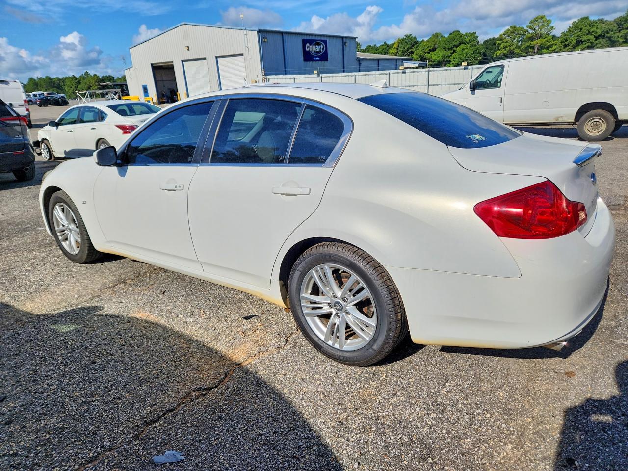 2015 Infiniti Q40 Base White vin: JN1CV6AP0FM500063