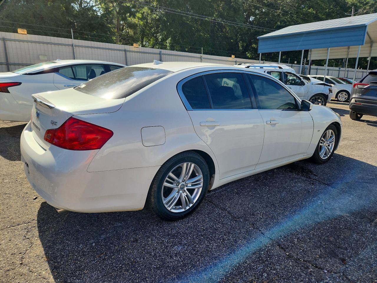 2015 Infiniti Q40 Base White vin: JN1CV6AP0FM500063