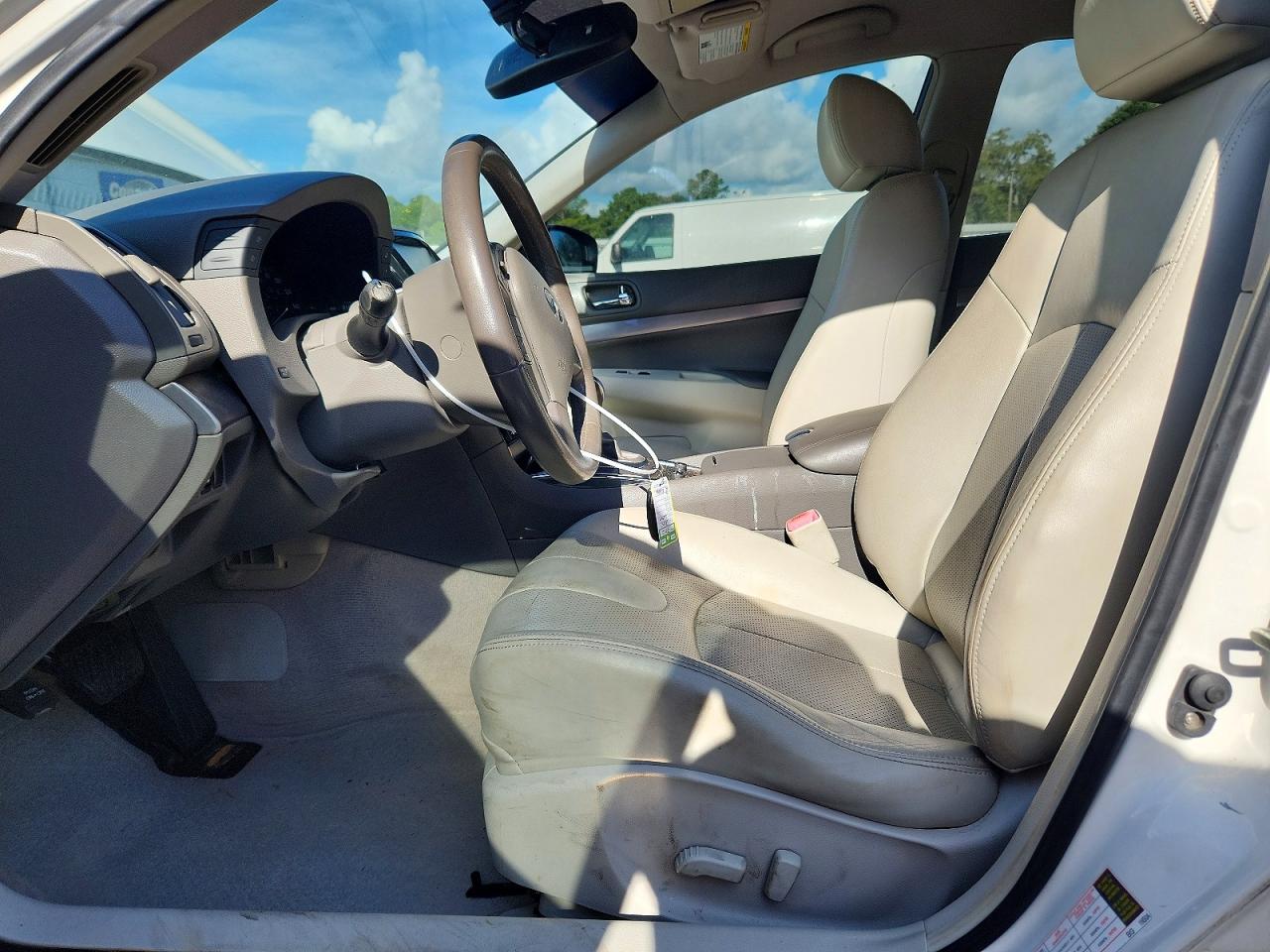 2015 Infiniti Q40 Base White vin: JN1CV6AP0FM500063