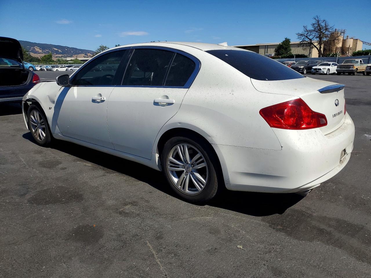 2015 Infiniti Q40 Base White vin: JN1CV6AP1FM503375