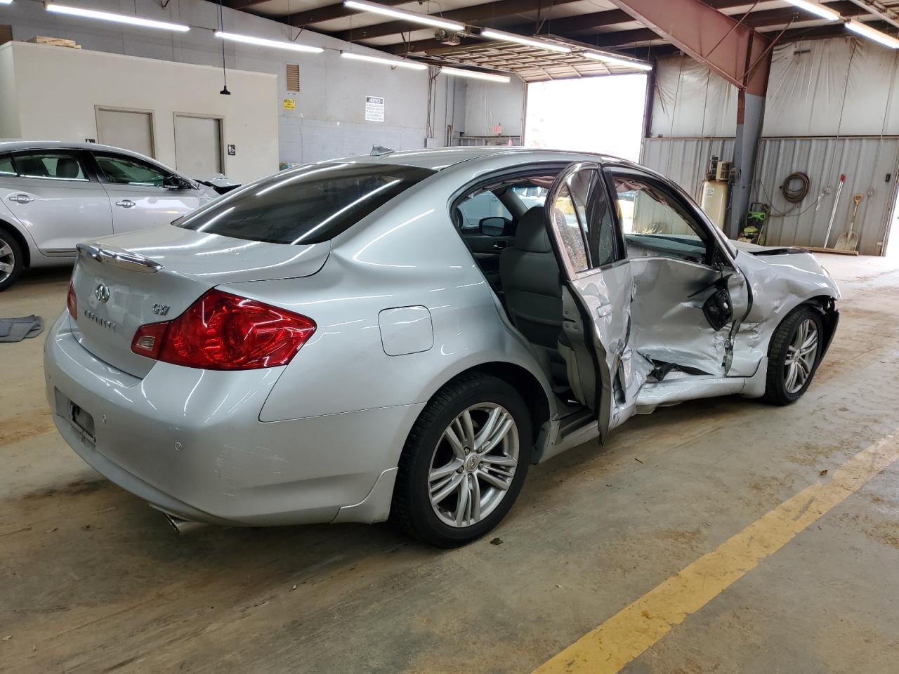 2011 Infiniti G37 Sedan Серебряный vin: JN1CV6AP2BM507512