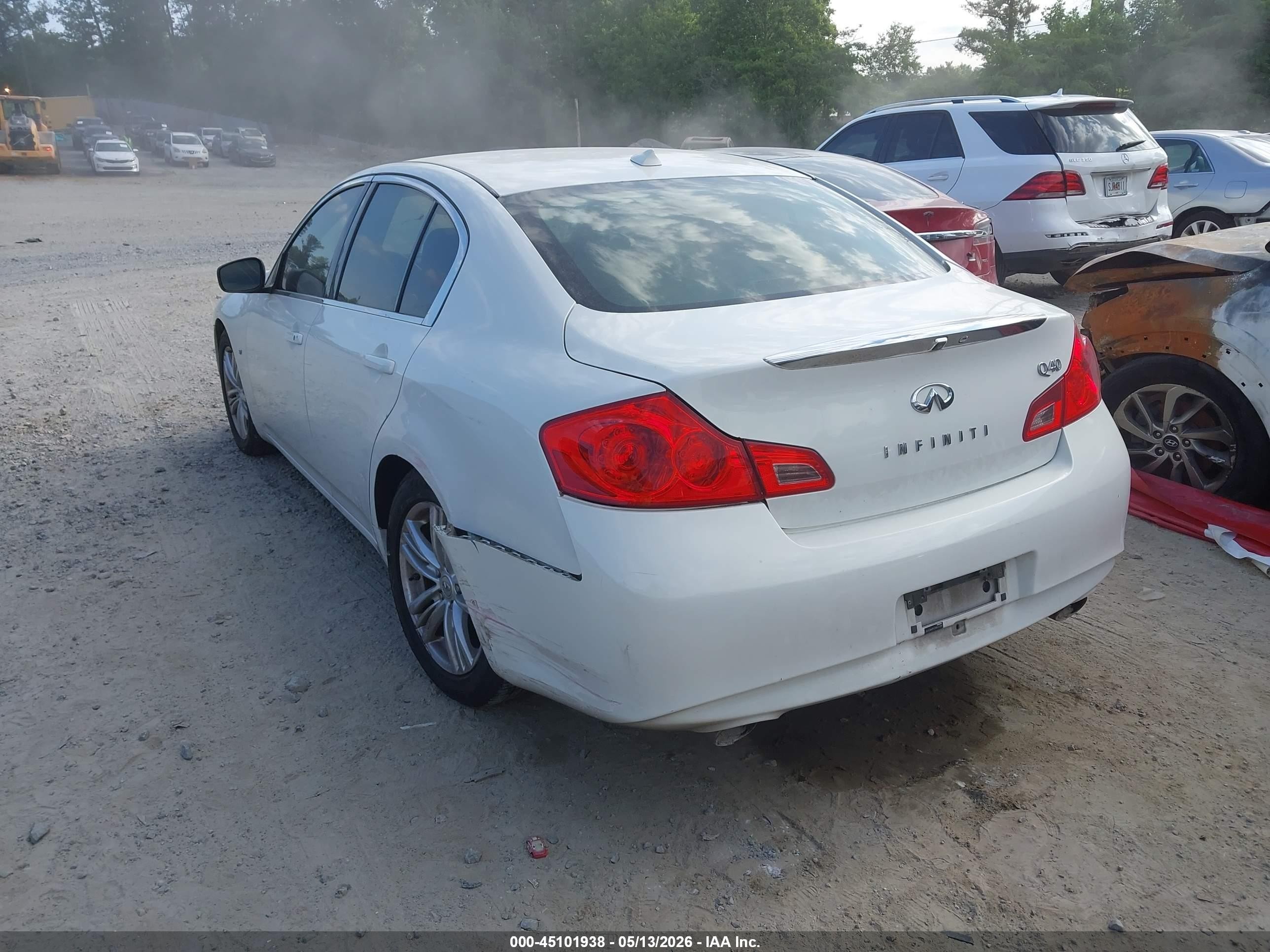 2015 Infiniti Q40   White vin: JN1CV6AP2FM501358