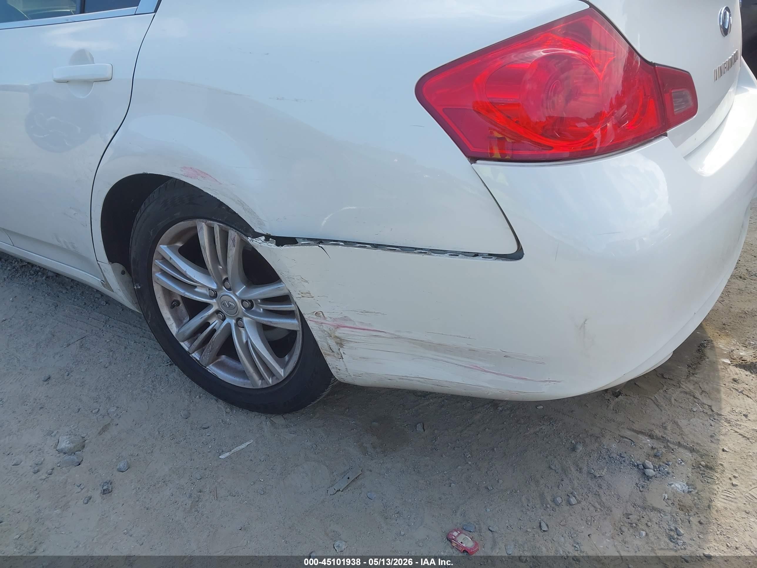 2015 Infiniti Q40   White vin: JN1CV6AP2FM501358