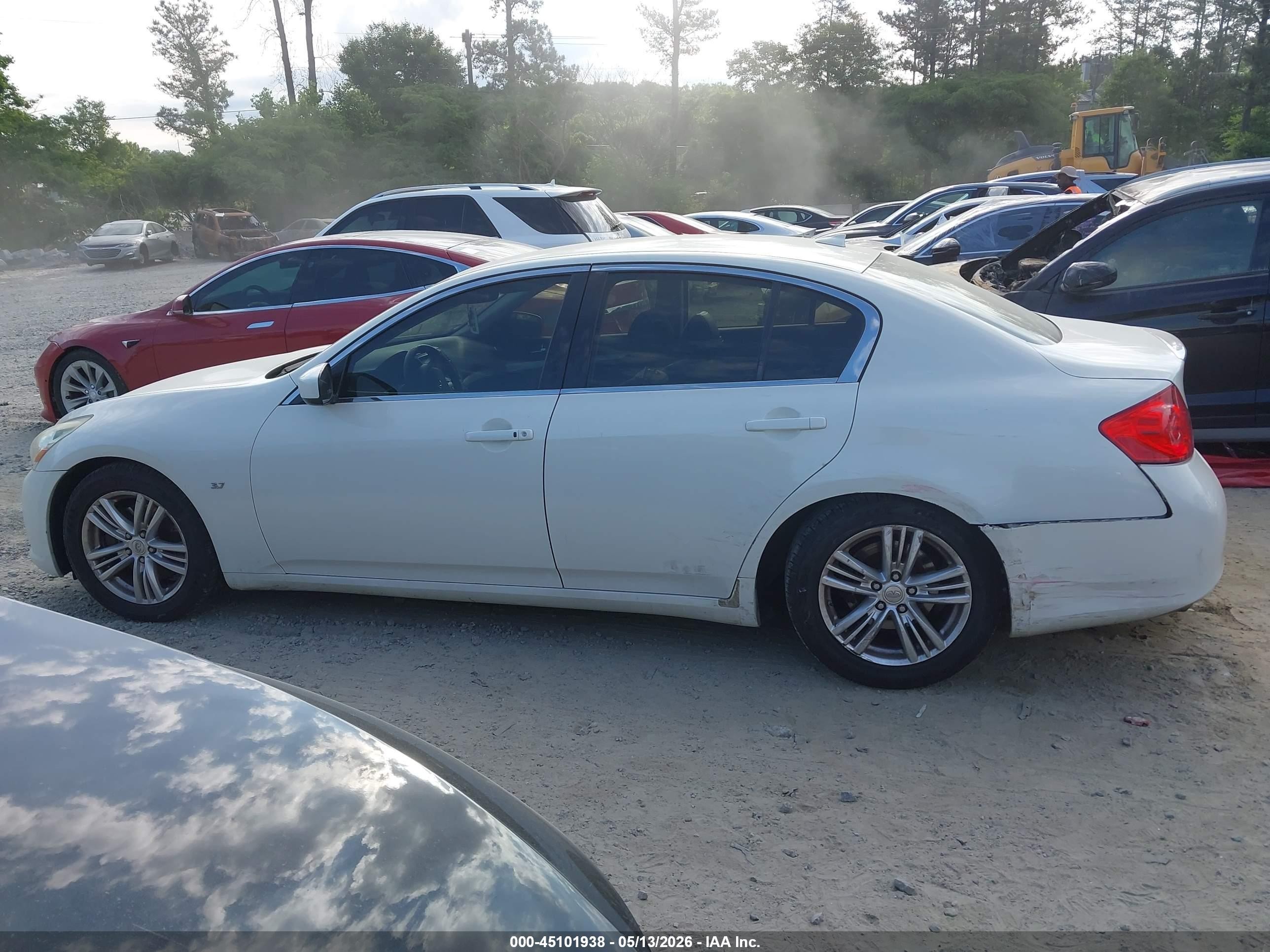 2015 Infiniti Q40   White vin: JN1CV6AP2FM501358