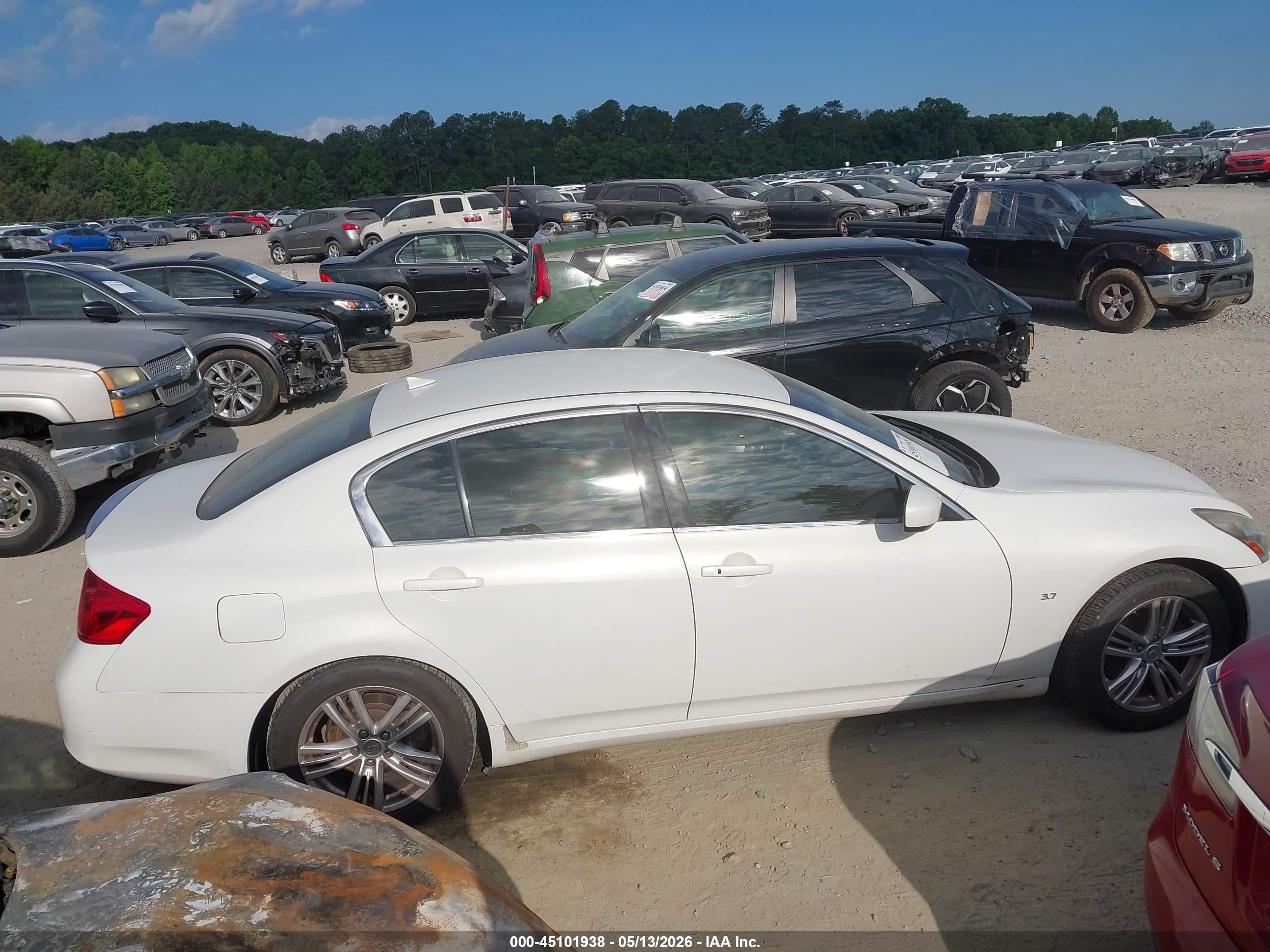 2015 Infiniti Q40   White vin: JN1CV6AP2FM501358
