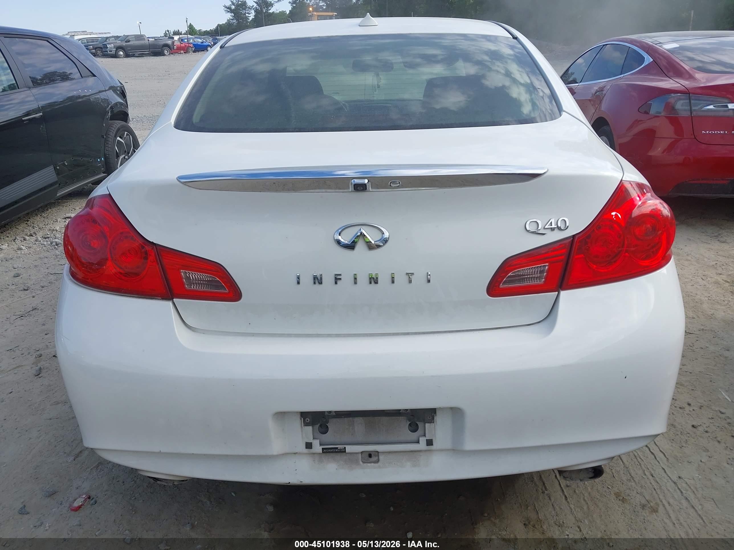 2015 Infiniti Q40   White vin: JN1CV6AP2FM501358