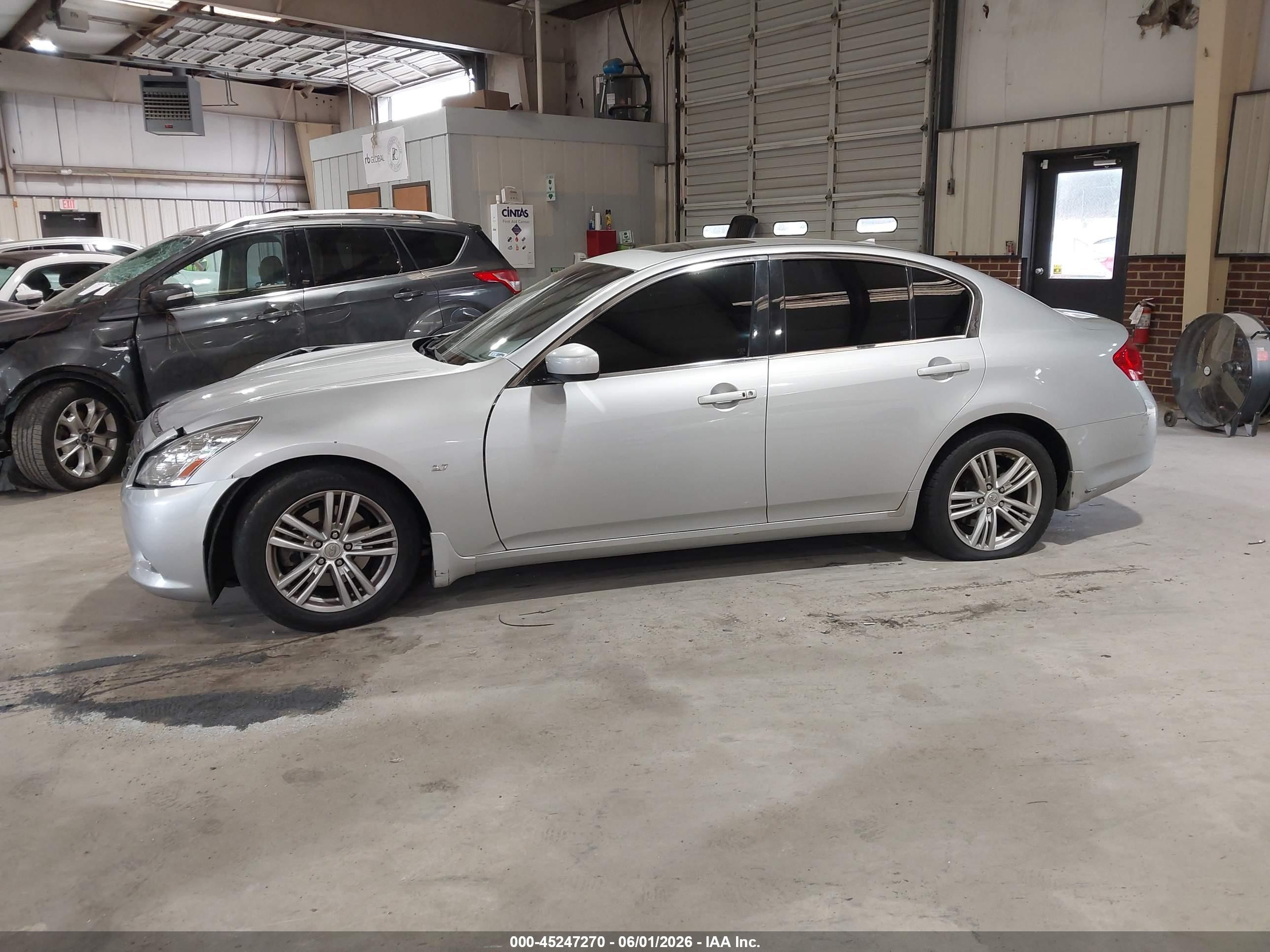 2015 Infiniti Q40   Silver vin: JN1CV6AP2FM502722