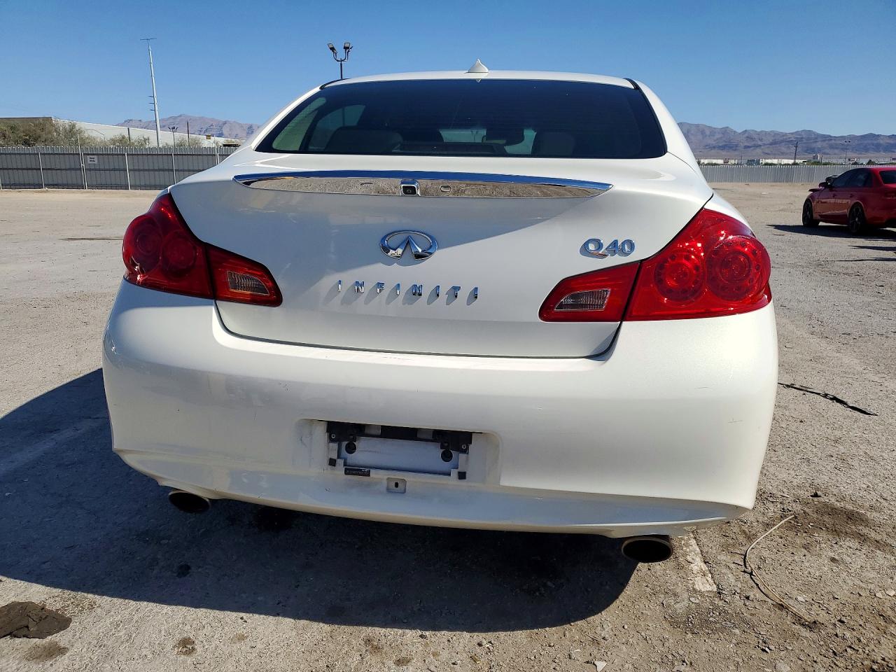 2015 Infiniti Q40 Base White vin: JN1CV6AP3FM501854