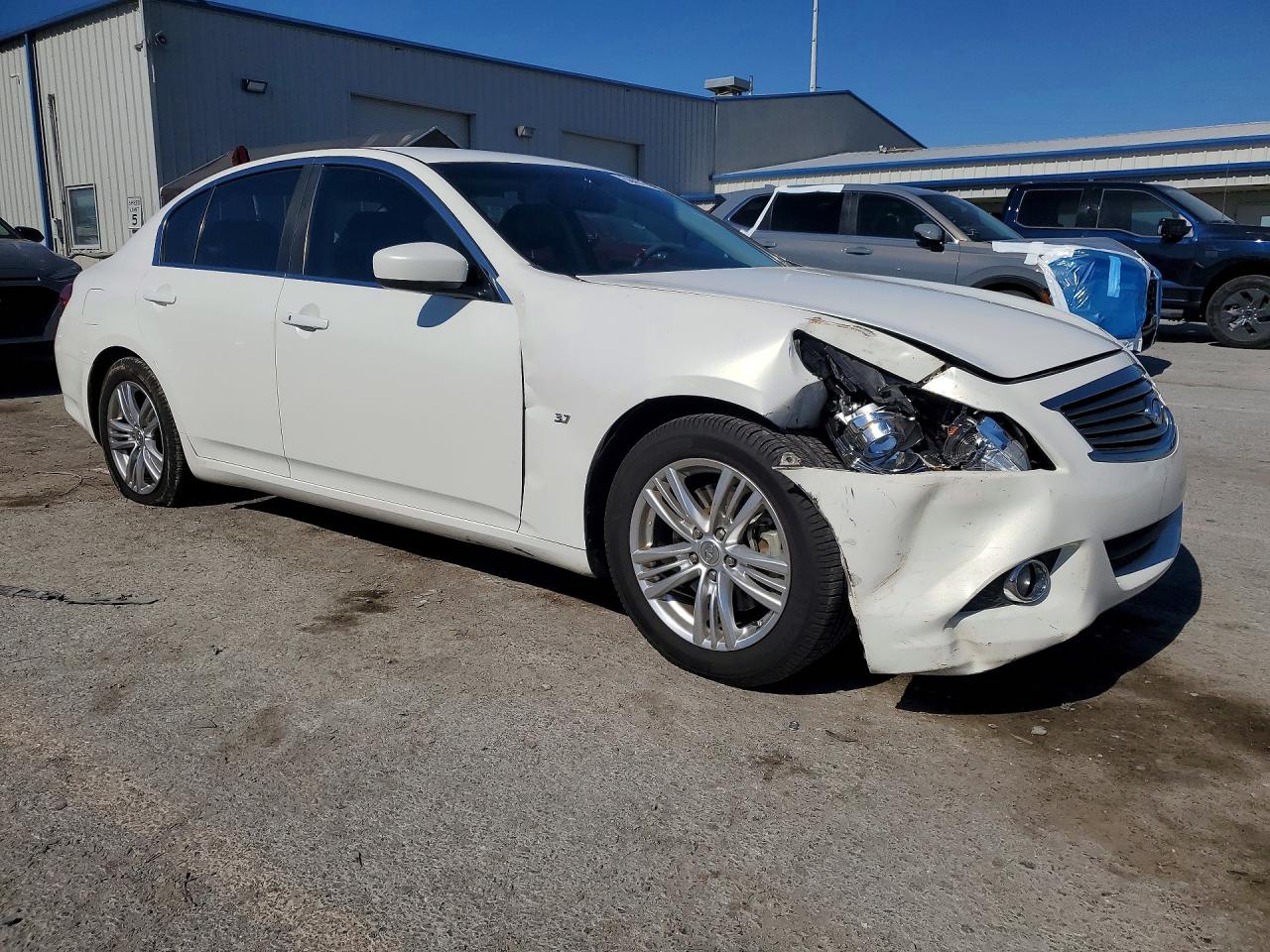 2015 Infiniti Q40 Base White vin: JN1CV6AP3FM501854