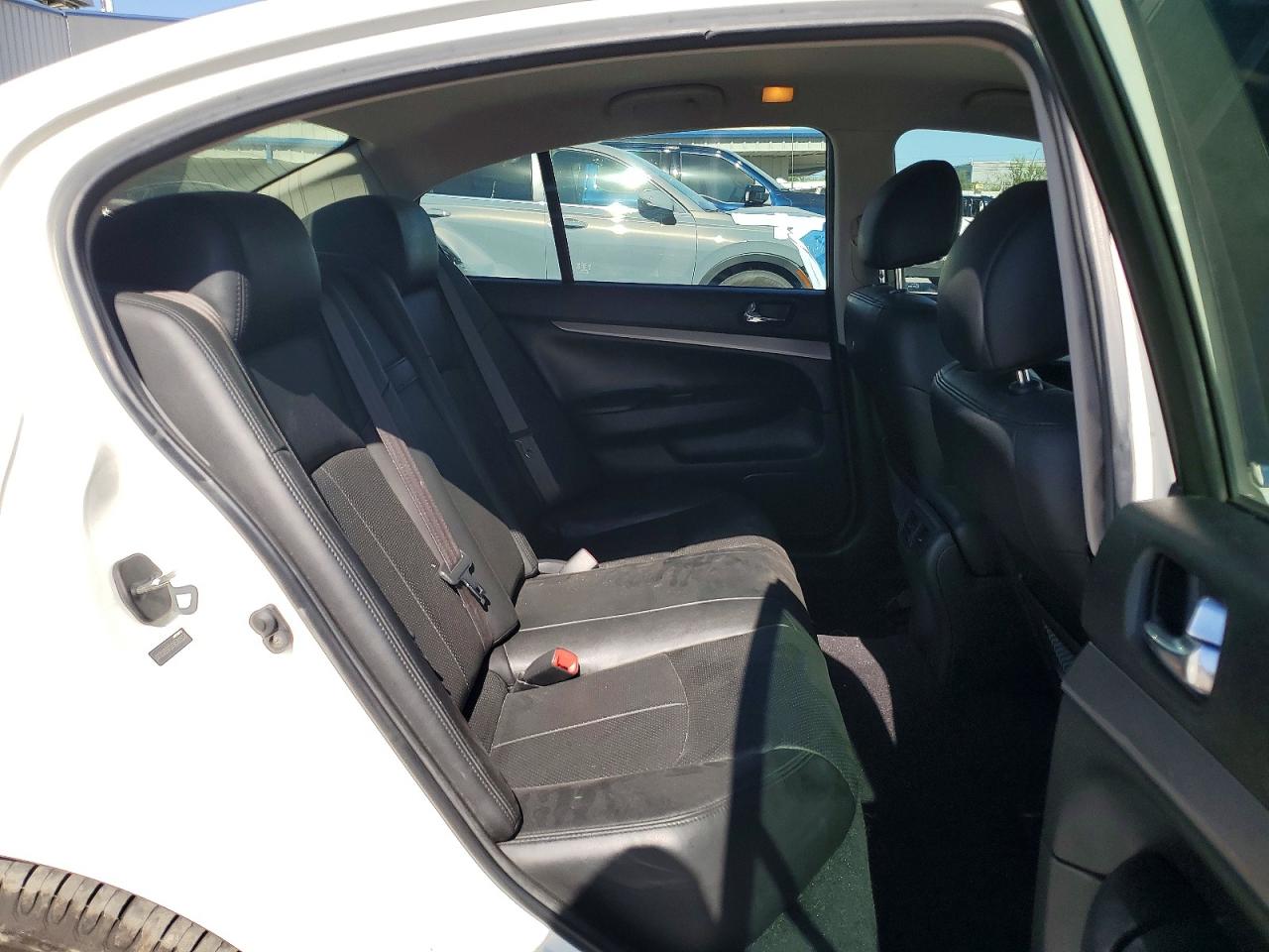 2015 Infiniti Q40 Base White vin: JN1CV6AP3FM501854