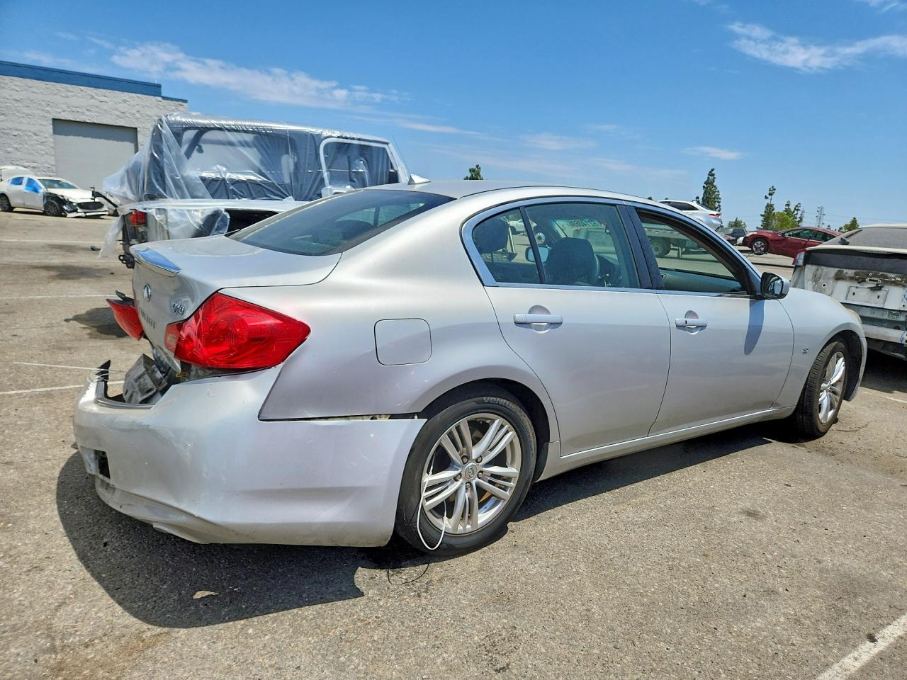 2015 Infiniti Q40 Base Серебряный vin: JN1CV6AP4FM500390