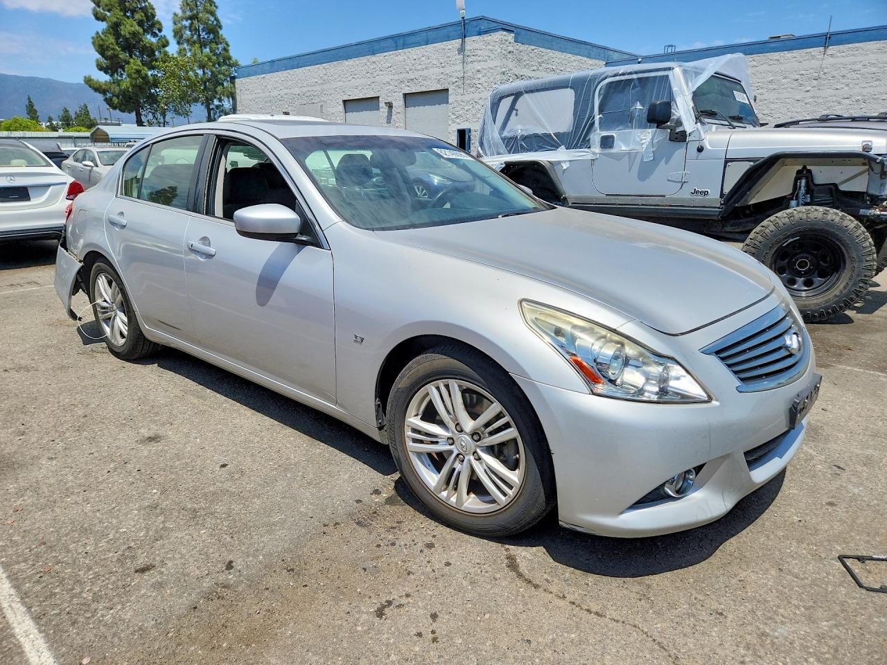 2015 Infiniti Q40 Base Серебряный vin: JN1CV6AP4FM500390