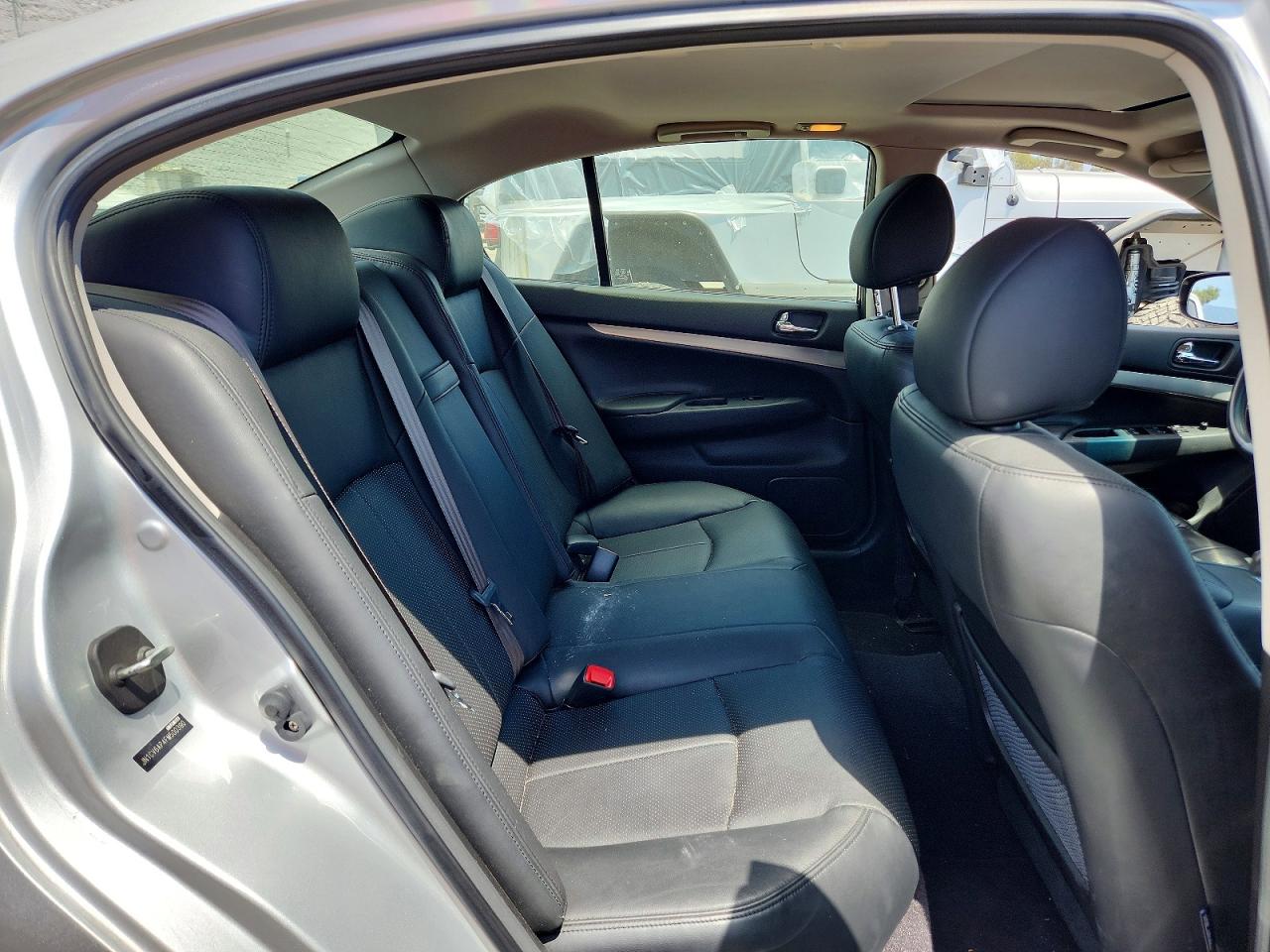 2015 Infiniti Q40 Base Серебряный vin: JN1CV6AP4FM500390