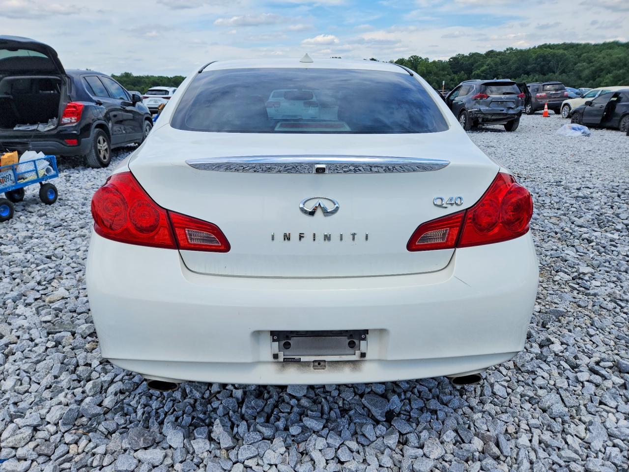 2015 Infiniti Q40 Base White vin: JN1CV6AP4FM501829