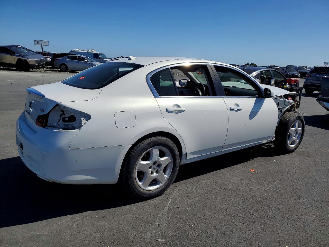 2015 Infiniti Q40 Base Белый vin: JN1CV6AP5FM501225