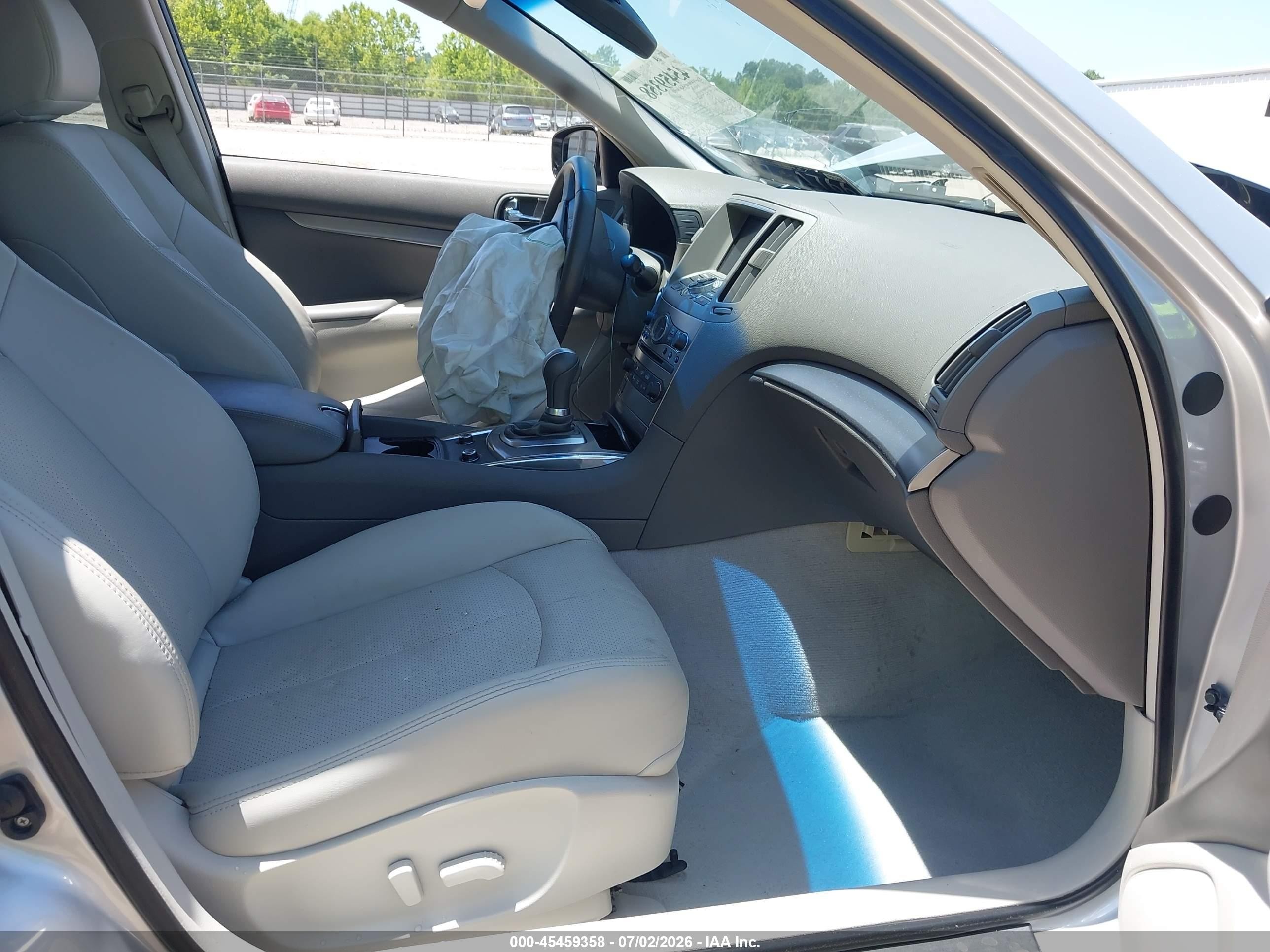 2015 Infiniti Q40   Silver vin: JN1CV6AP5FM503573