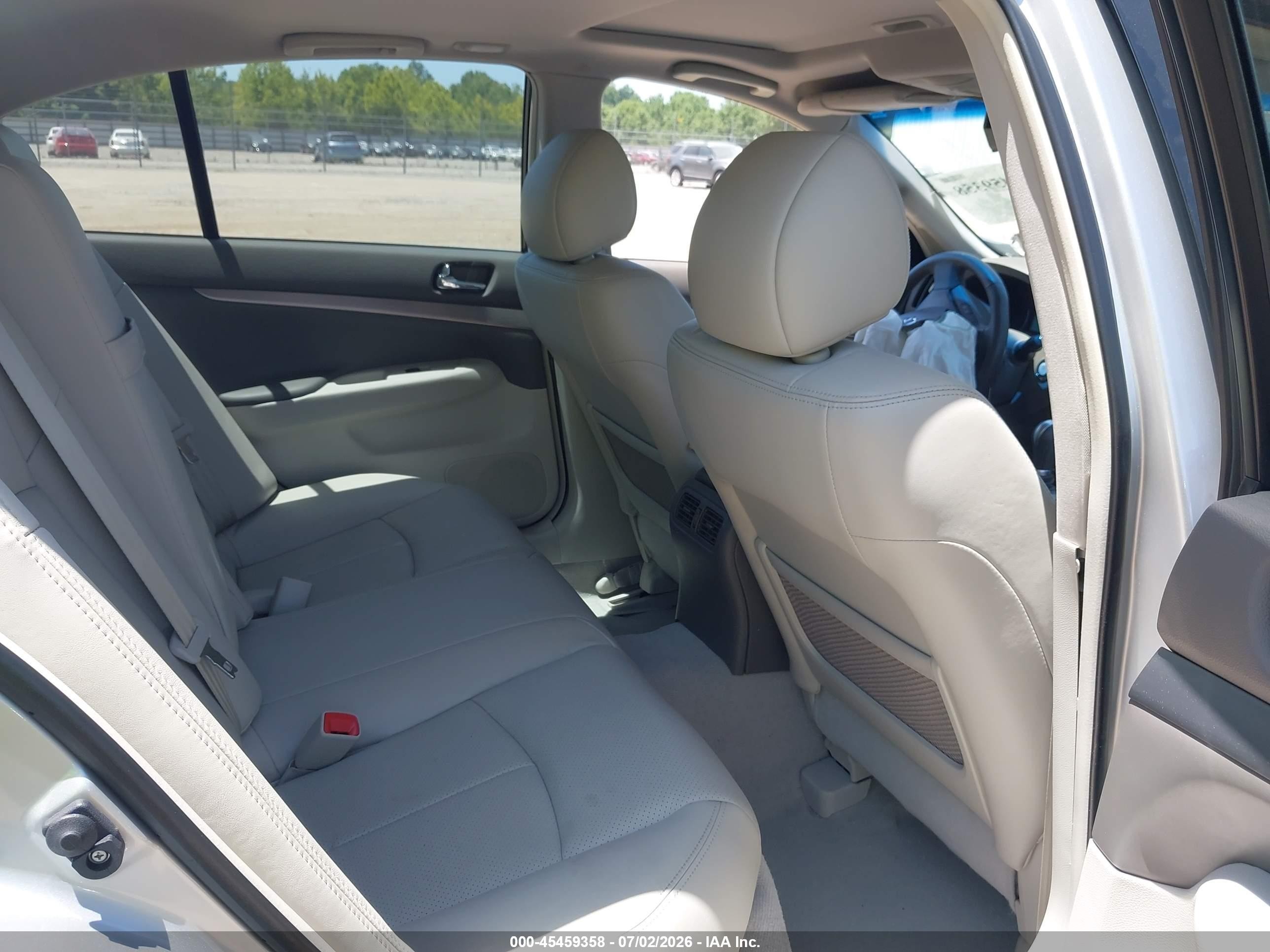 2015 Infiniti Q40   Silver vin: JN1CV6AP5FM503573