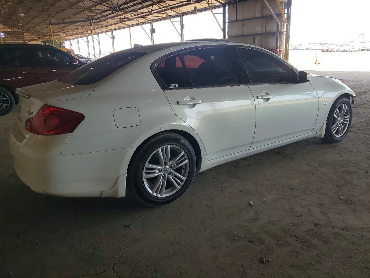 2015 Infiniti Q40 Base White vin: JN1CV6AP8FM501607