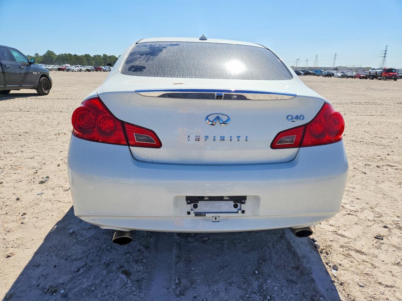 2015 Infiniti Q40 Base Белый vin: JN1CV6AP8FM580034