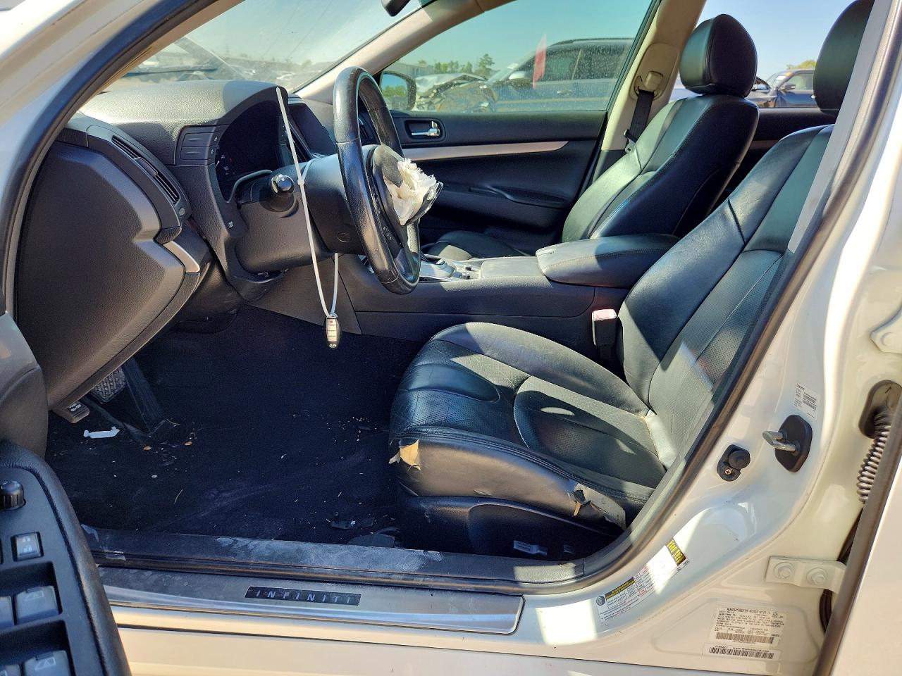 2015 Infiniti Q40 Base Белый vin: JN1CV6AP8FM580034