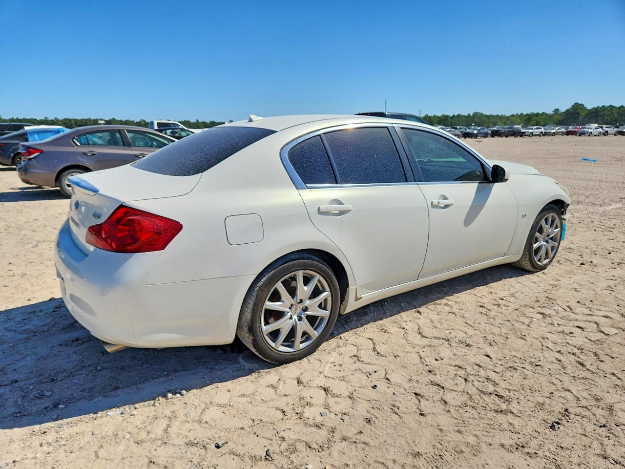 2015 Infiniti Q40 Base Белый vin: JN1CV6AP8FM580034