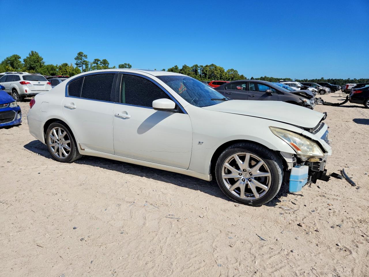2015 Infiniti Q40 Base Белый vin: JN1CV6AP8FM580034