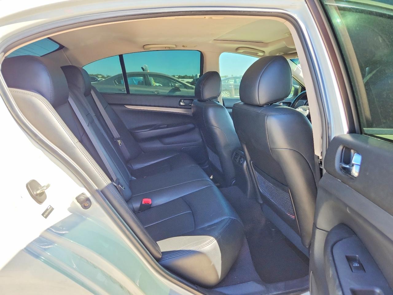 2015 Infiniti Q40 Base Белый vin: JN1CV6AP8FM580034