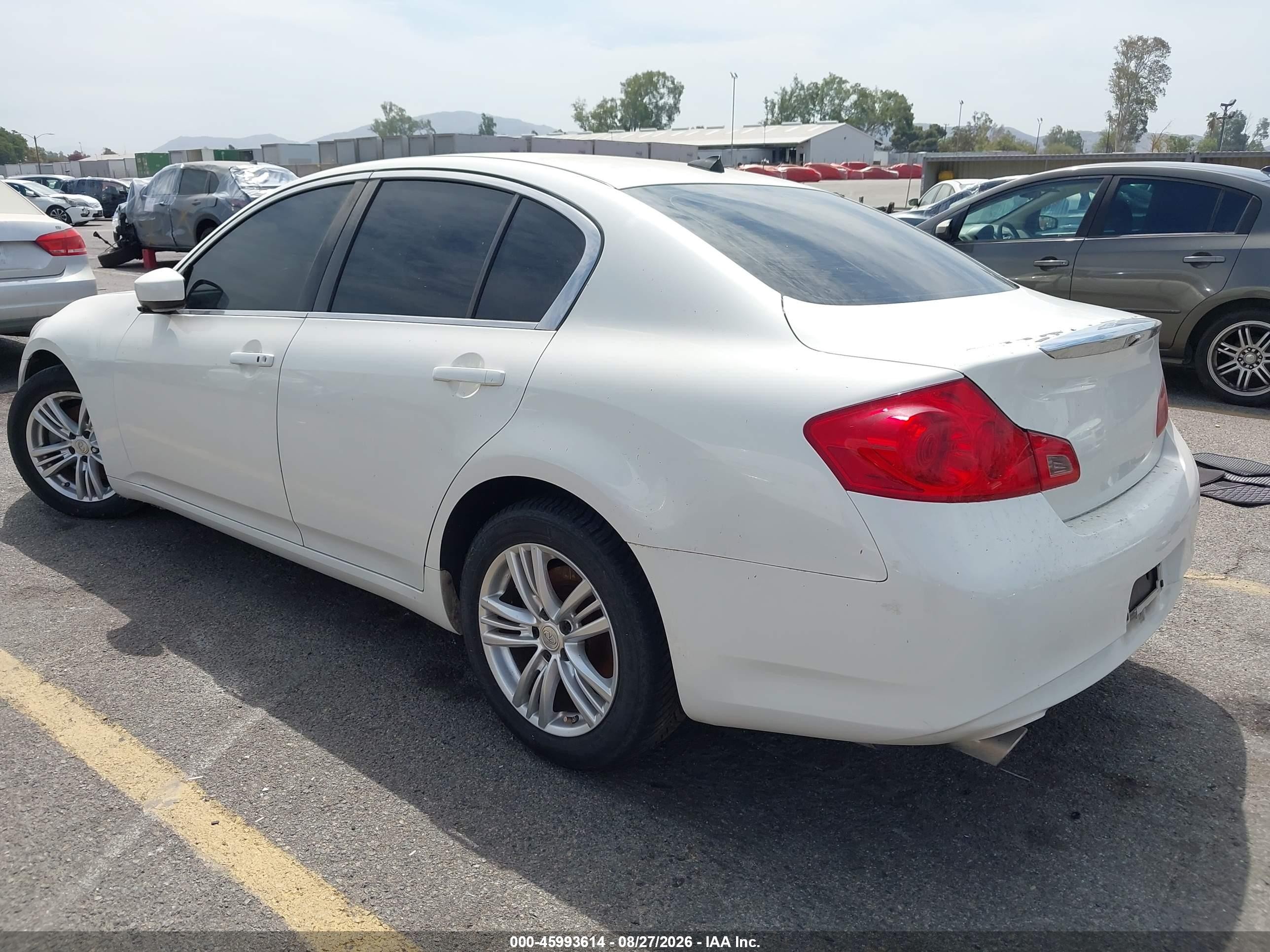 2015 Infiniti Q40   White vin: JN1CV6APXFM503150
