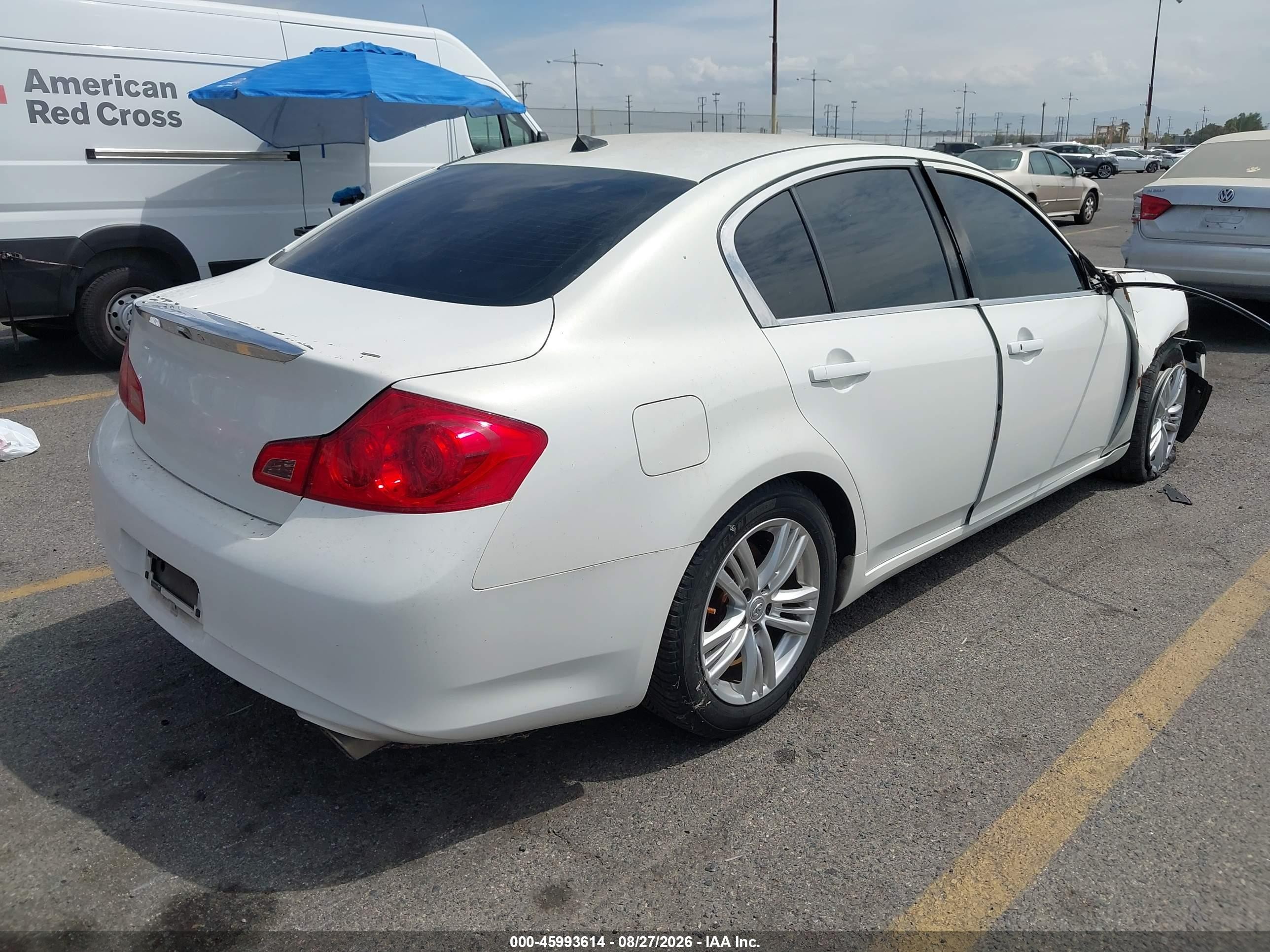 2015 Infiniti Q40   White vin: JN1CV6APXFM503150
