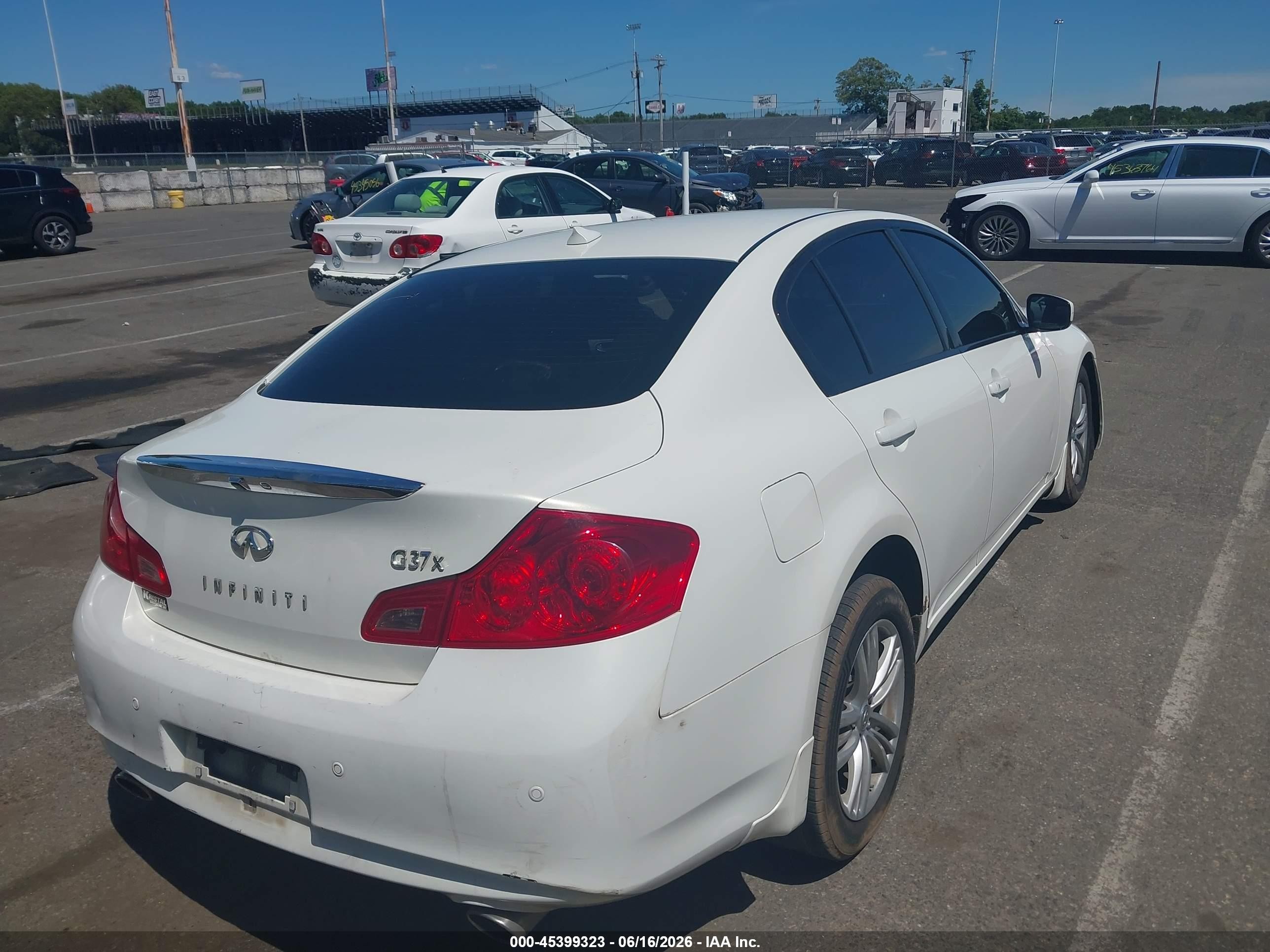 2013 Infiniti G37x   White vin: JN1CV6AR2DM753500