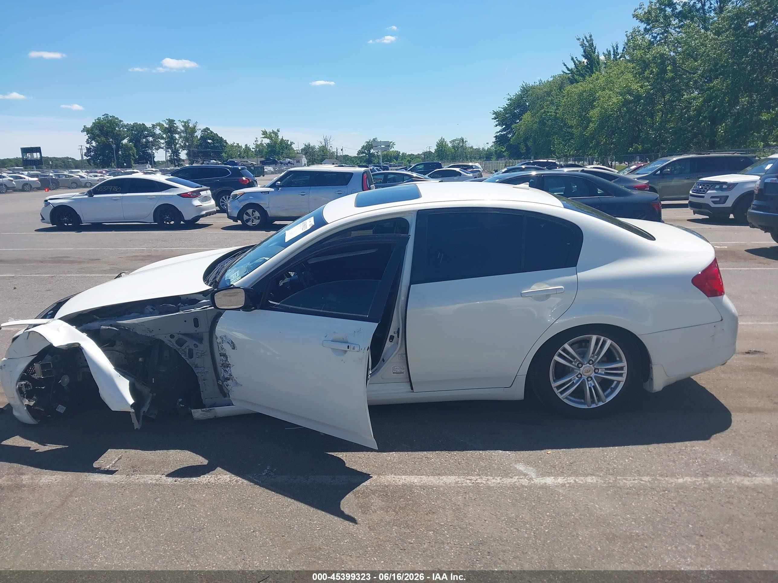 2013 Infiniti G37x   White vin: JN1CV6AR2DM753500
