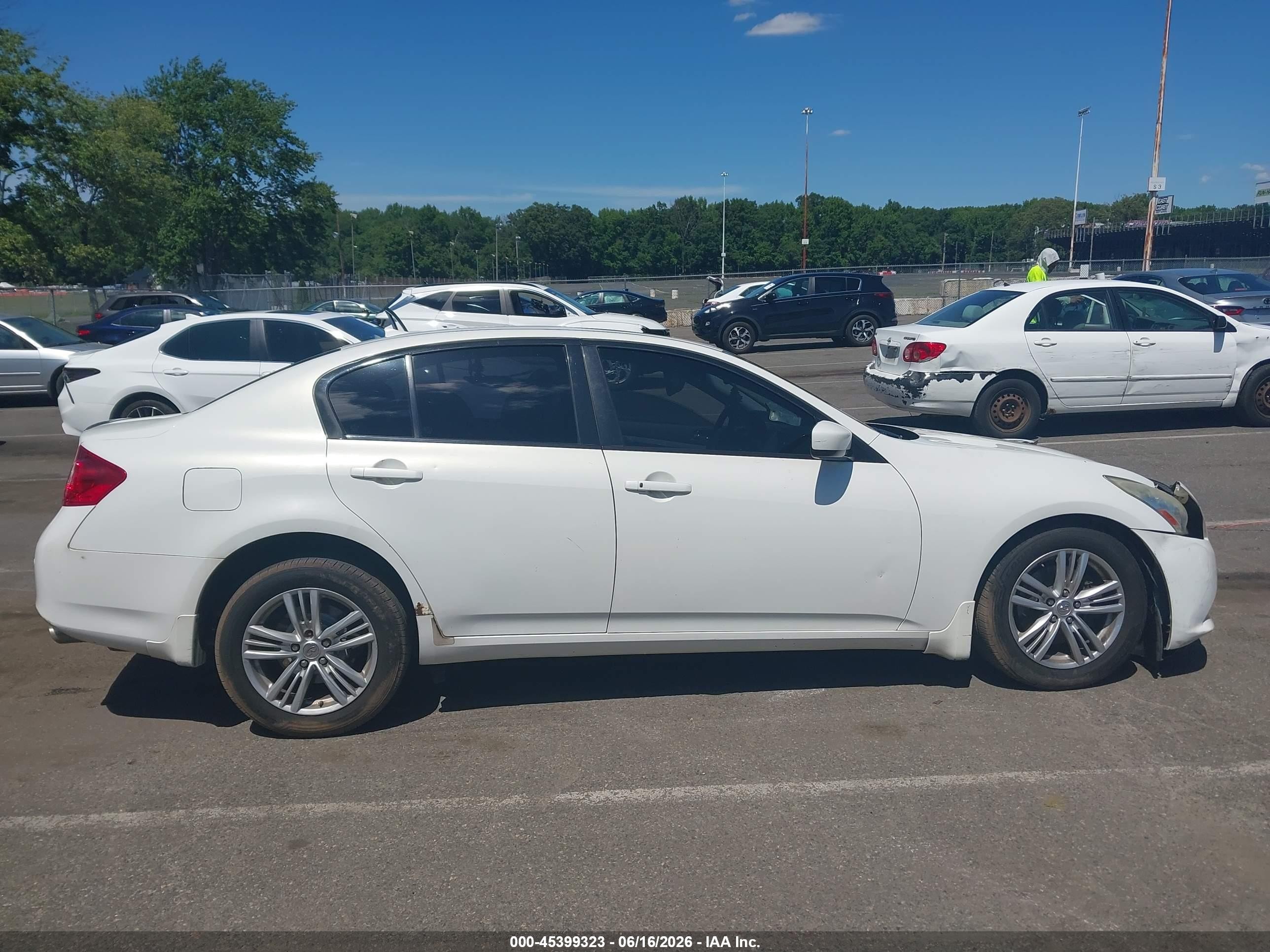 2013 Infiniti G37x   White vin: JN1CV6AR2DM753500